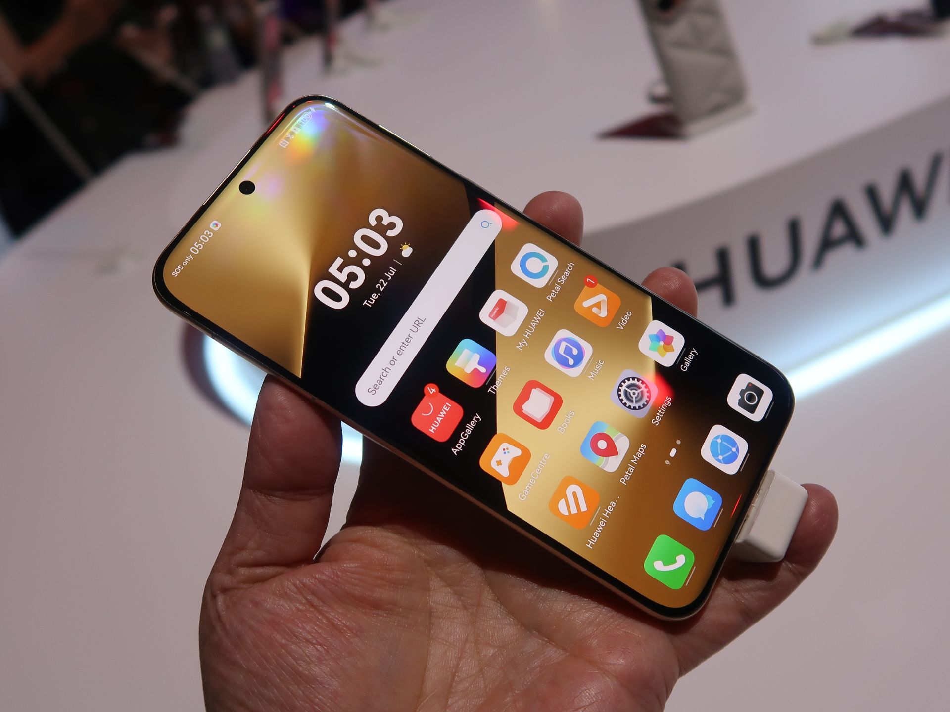 「HUAWEI Pura 80 Ultra」の前面。狭額縁仕上げで、6.8インチの有機ELディスプレイを搭載