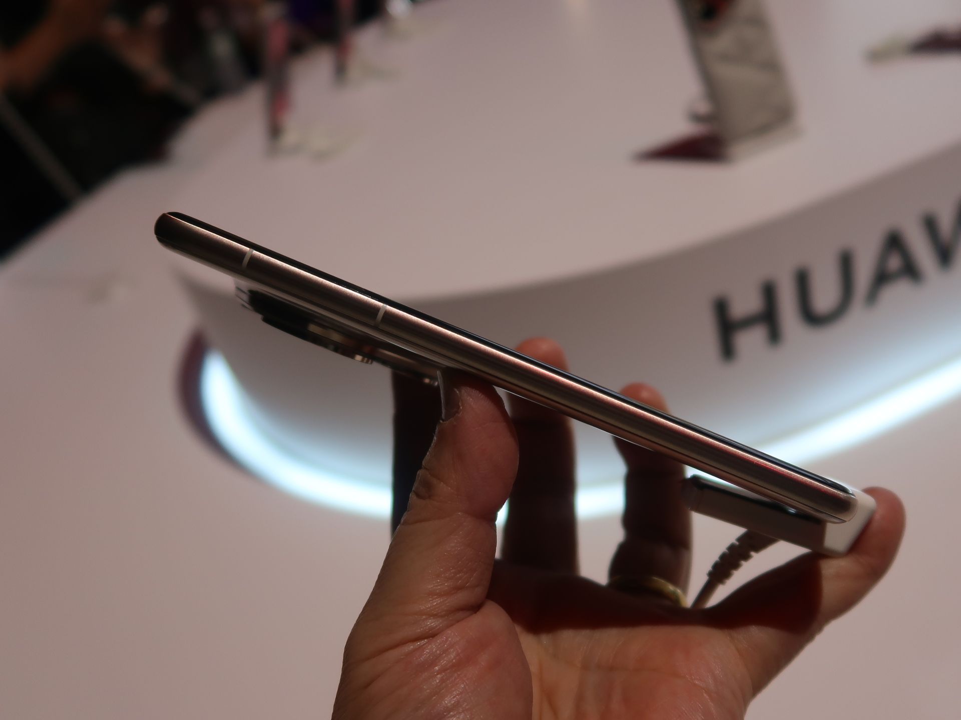 「HUAWEI Pura 80 Ultra」の左側面。側面が丸みを帯びた形状に仕上げられ、手になじむデザイン