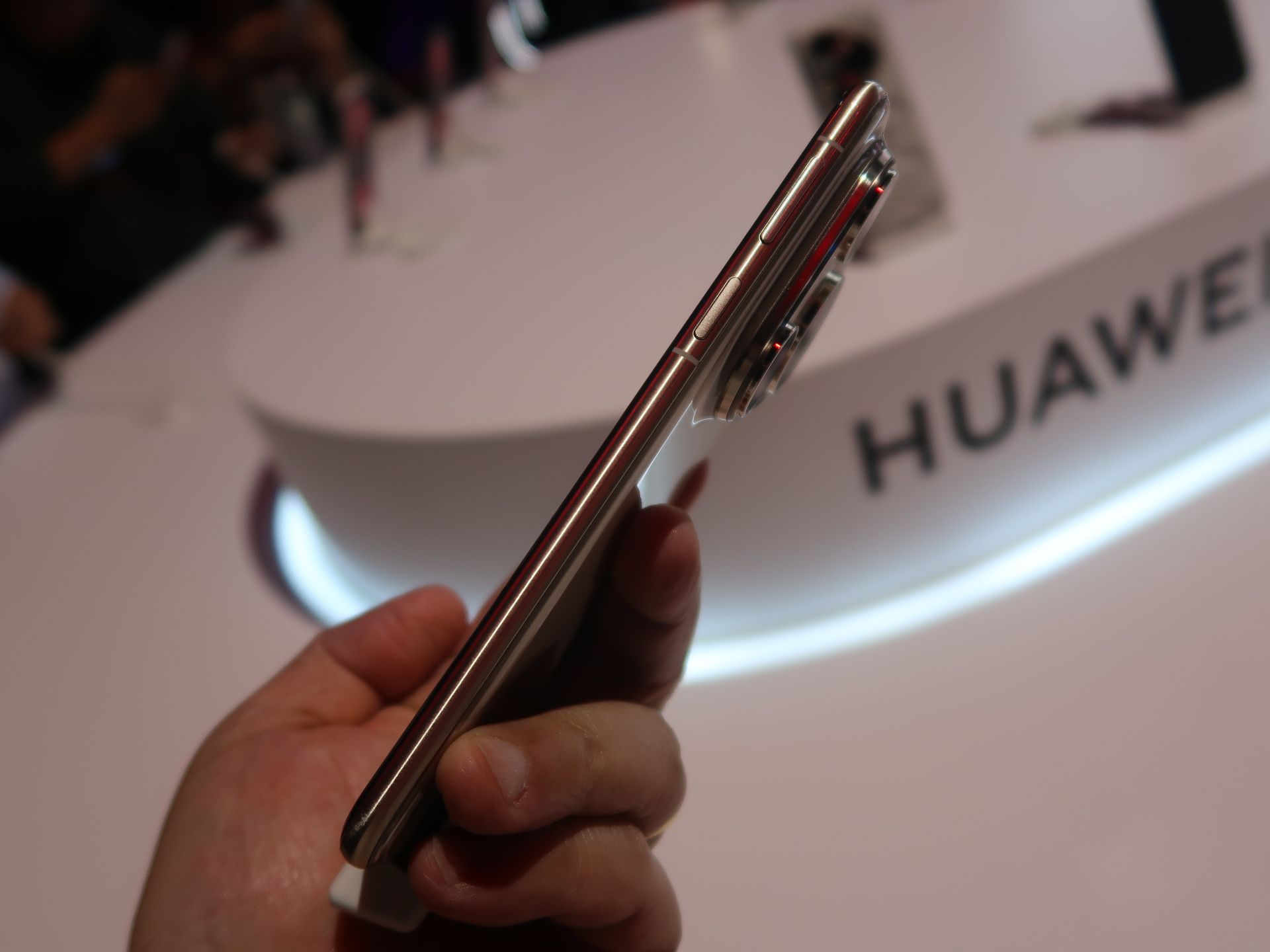 「HUAWEI Pura 80 Ultra」の右側面には、電源キーと音量キーを備える