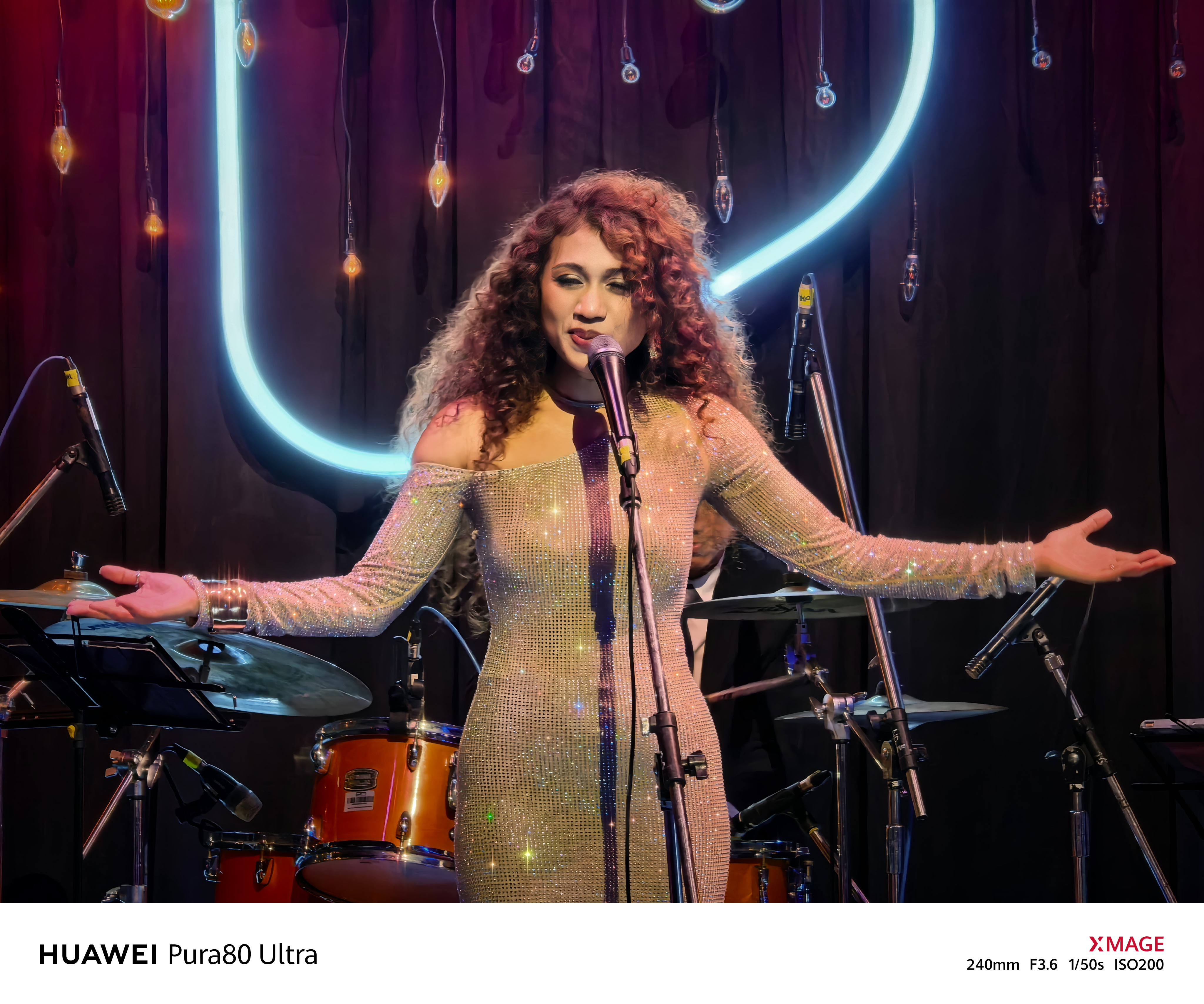 「HUAWEI Pura 80 Ultra」で、240㎜の望遠撮影。ボーカルの女性の髪やドレスのスパンコールなども自然に撮影できている