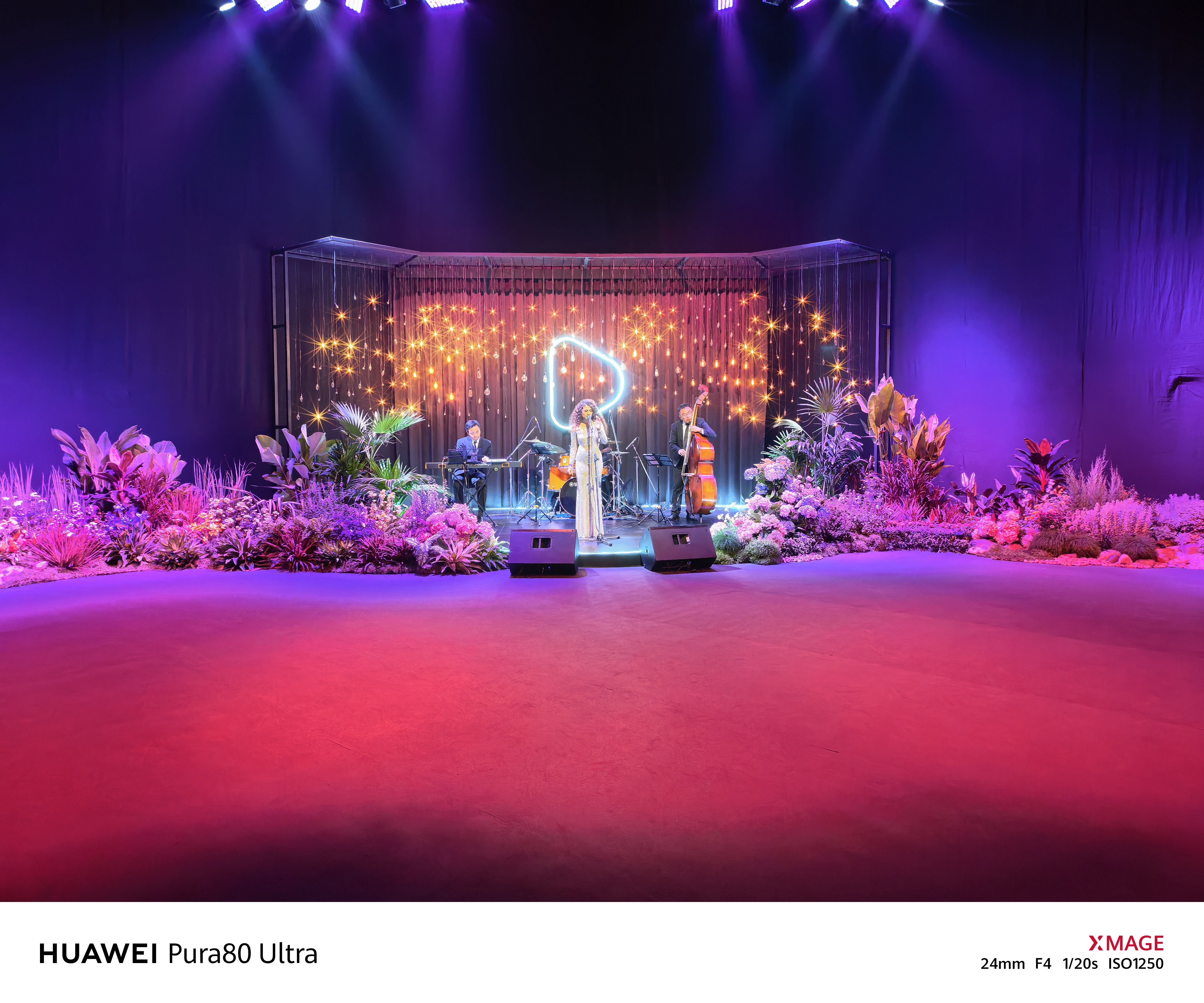 「HUAWEI Pura 80 Ultra」のメインカメラで撮影。ステージ周囲は暗いが、全体的にバランスよく撮影できている