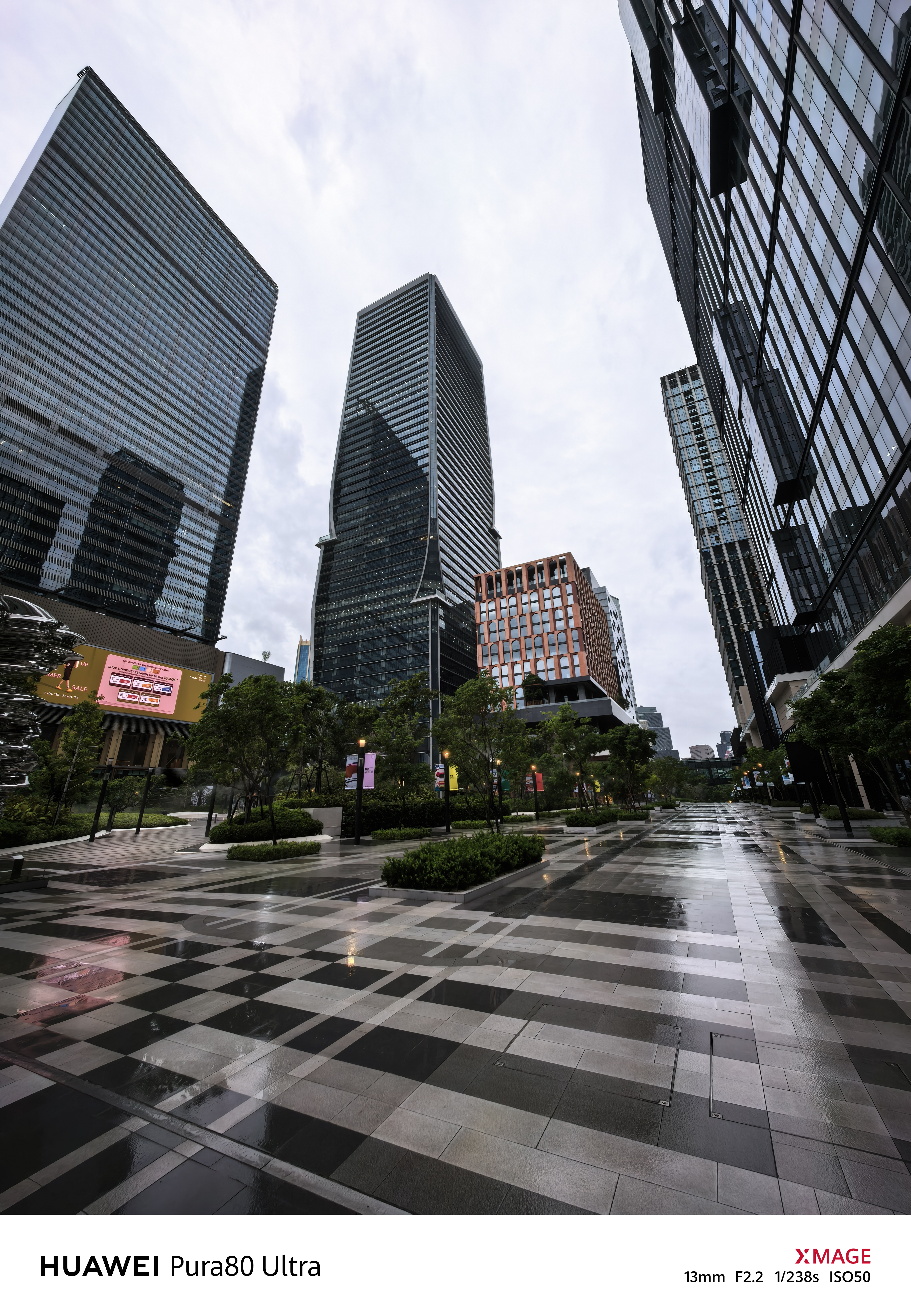 「HUAWEI Pura 80 Ultra」を使い、屋外で超広角撮影。今回はネットワーク接続されていないため、体験できなかったが、クラウドにアップロードして、歪みを修正する機能も搭載される