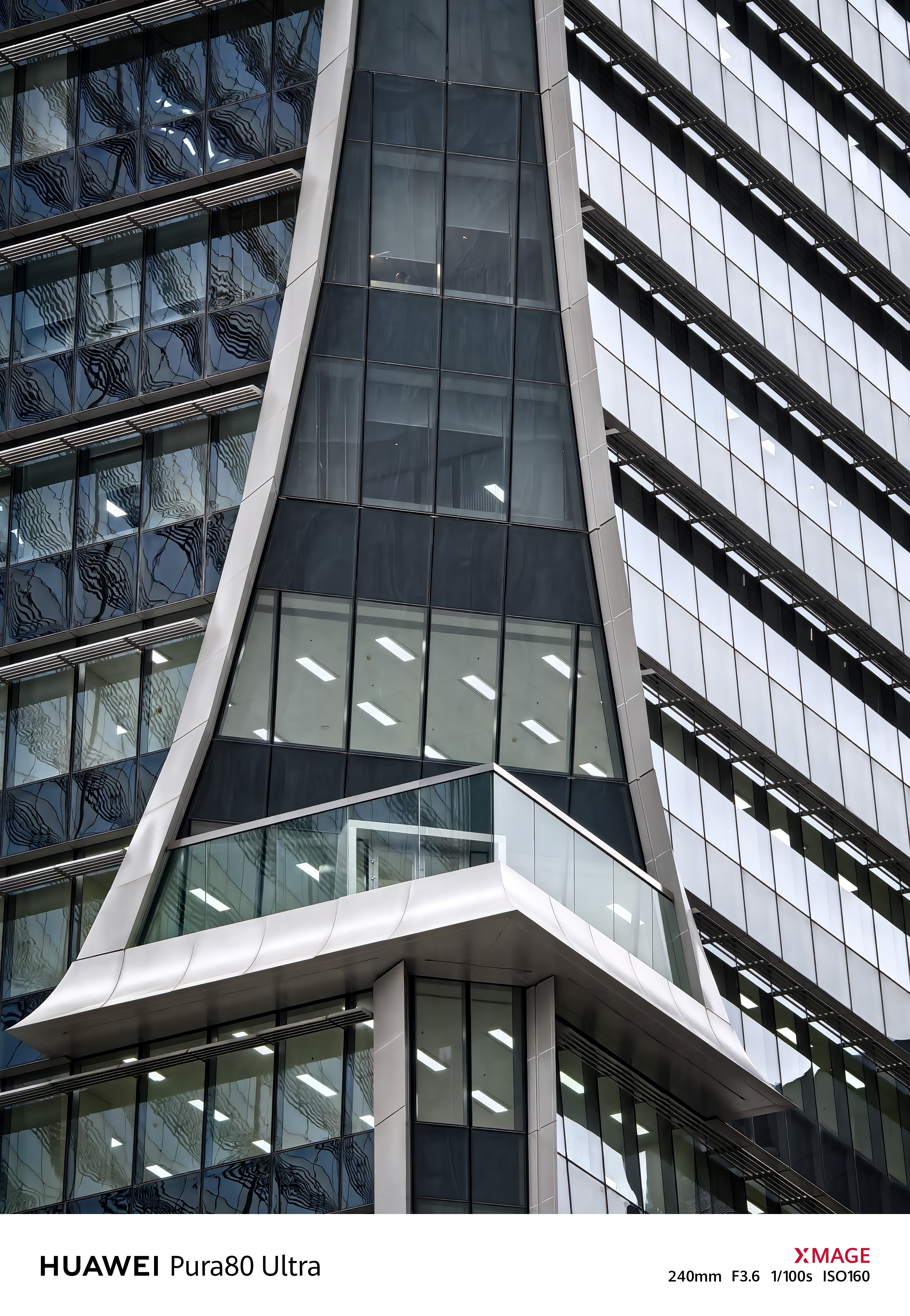 「HUAWEI Pura 80 Ultra」を使い、屋外で望遠撮影。曇り空の環境だったが、建物の内部もとらえる高画質撮影