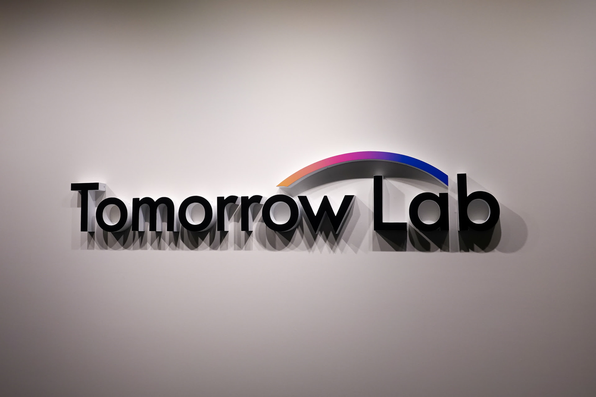 Tomorrow Labエリア。パートナーの先端技術などをかけ合わせた課題解決に向けた取り組みを紹介する