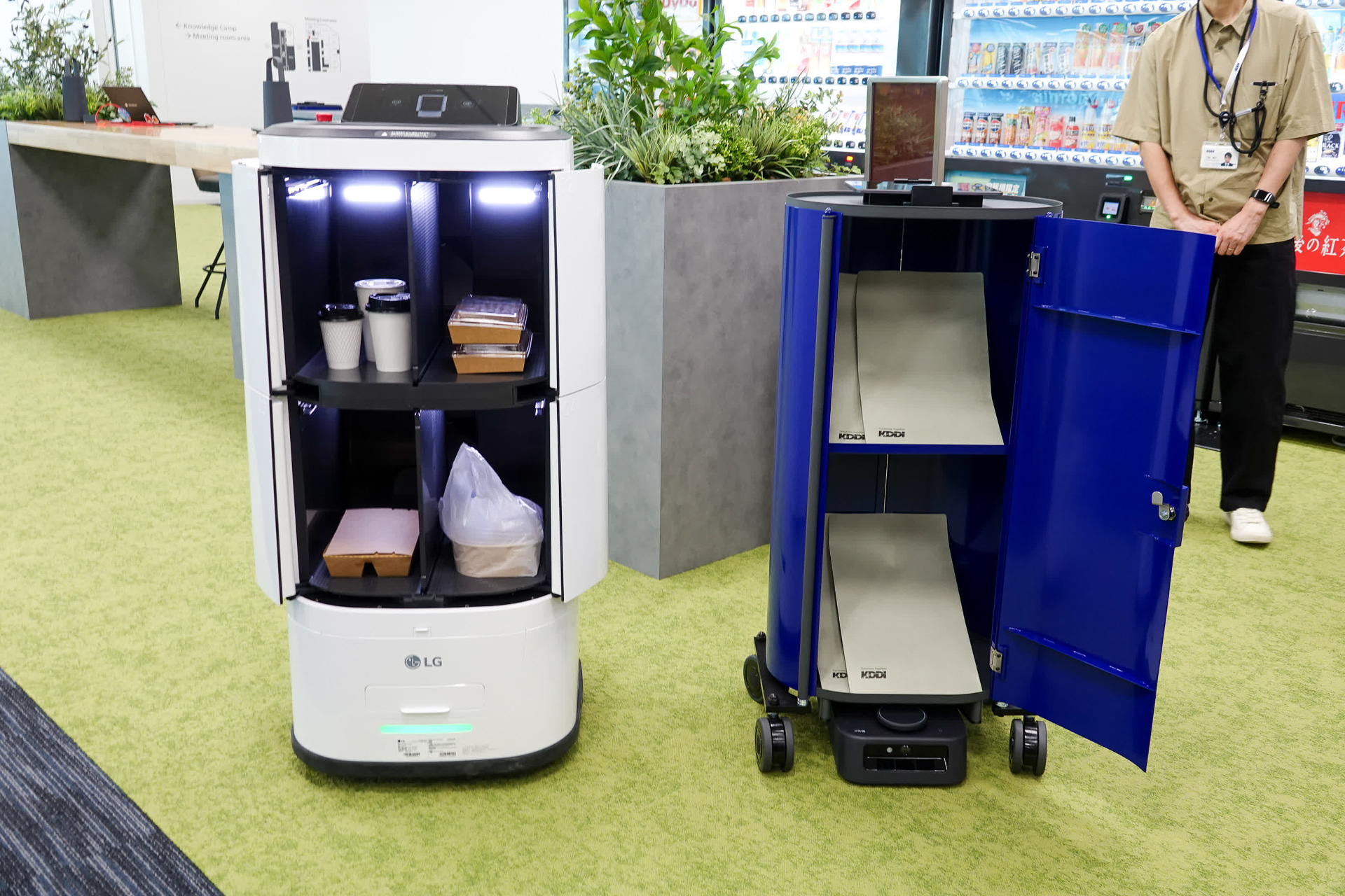 左が社食の配送ロボット、右が社内便の配送ロボット。