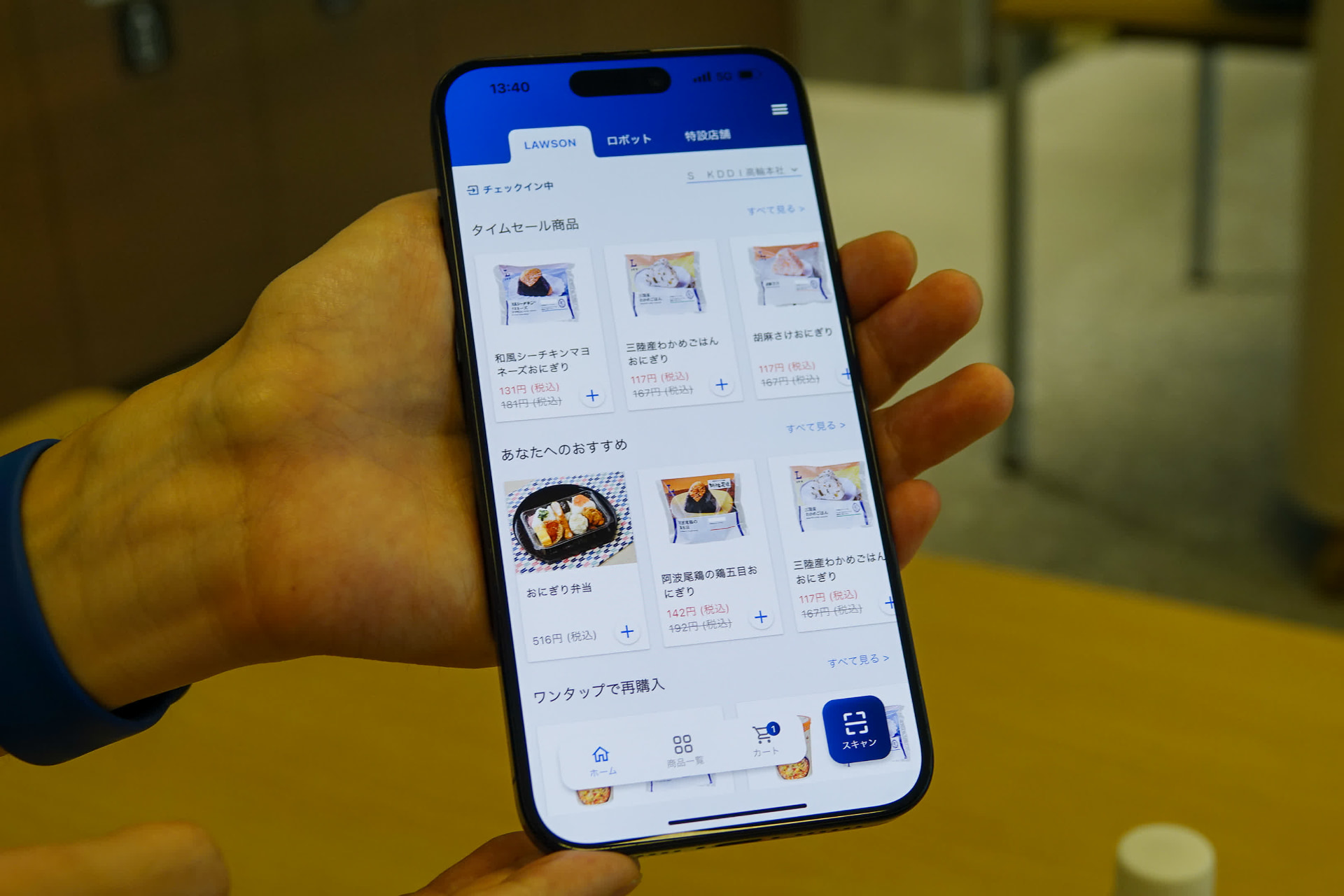 商品はバーコードを読み込むほか、ECサイトのようにアプリからカゴにいれることもできる