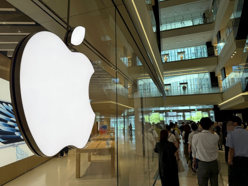 Apple store 梅田　オープン記念ノベルティ Apple 梅田」オープン記念のノベルティはトートバッグ・ピンズ