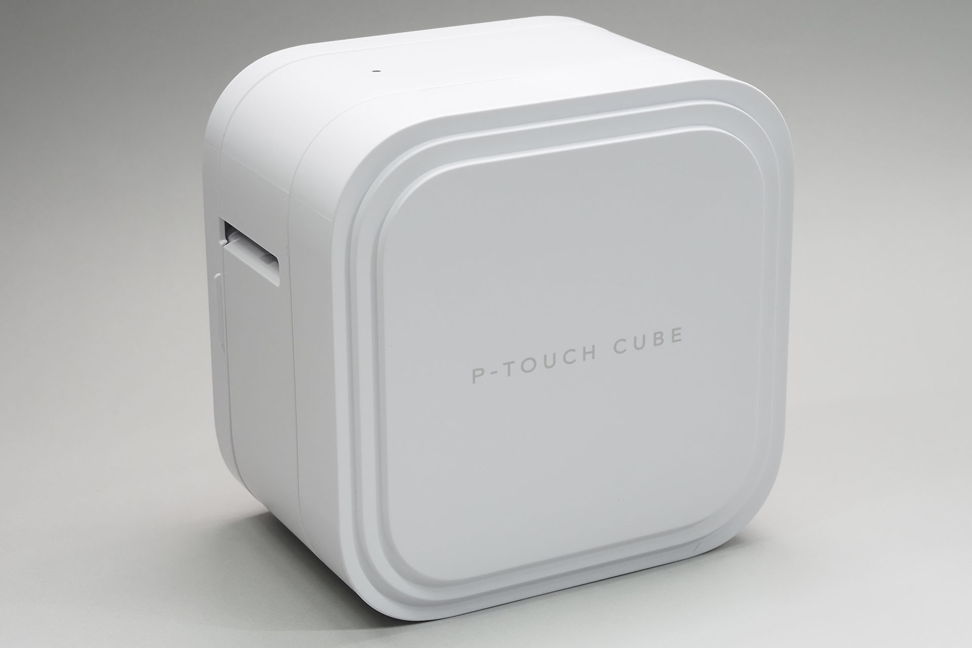 「P-TOUCH CUBE」シリーズの最上位機種「PT-P910BT」は最大36mm幅のテープに対応したラベルライター（ラベルプリンター）。スマートフォンやパソコンとBluetooth接続して使えるほか、スマートフォンやパソコンとUSB Type-C接続しても使える。