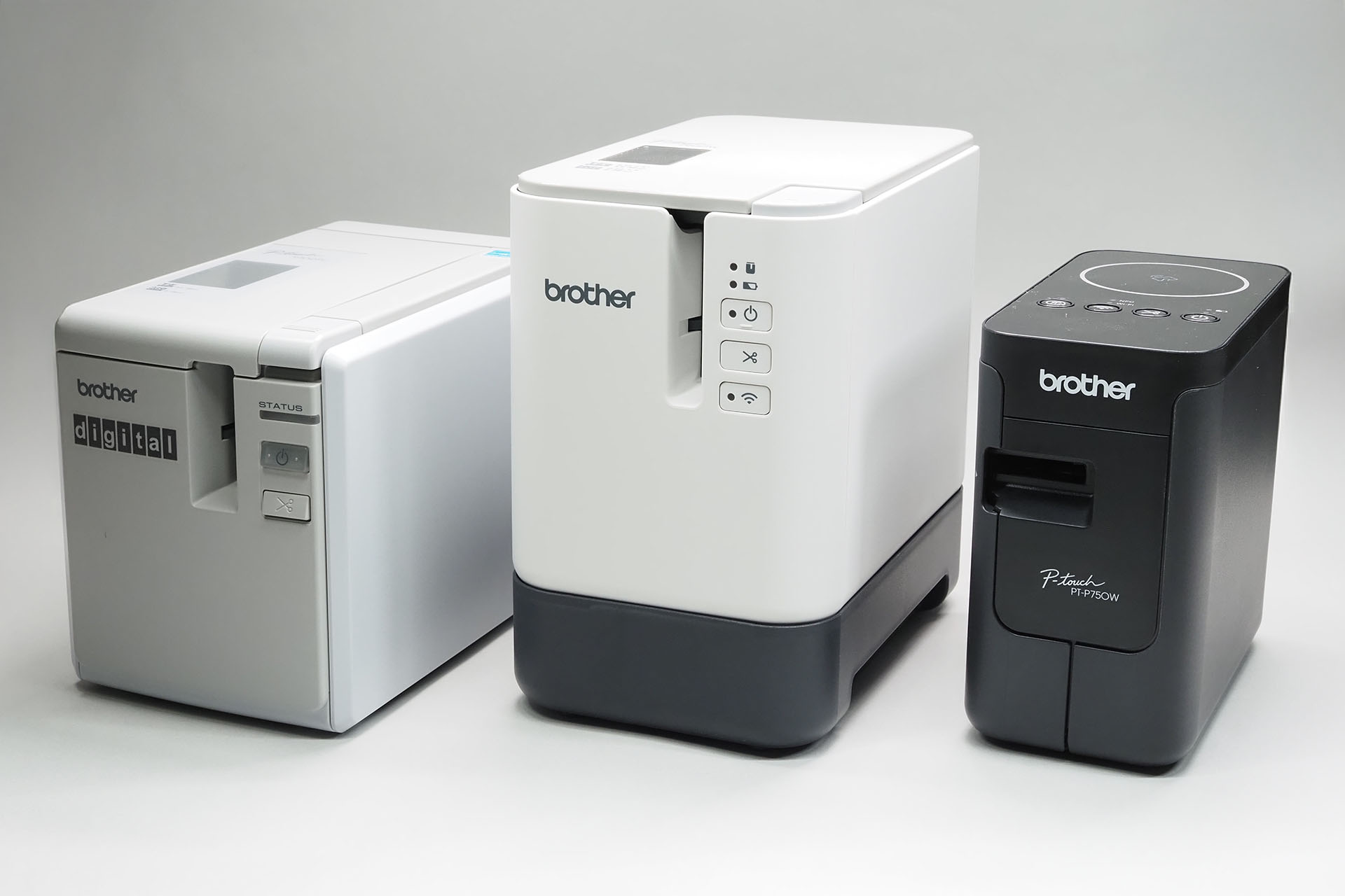 左から、P-Touch 9700PC、P-Touch P900W（充電池ホルダー／専用バッテリー使用）、P-Touch PT-P750W（専用バッテリー使用）。どれも10年くらい前の機種だが、現役で使用中だ。