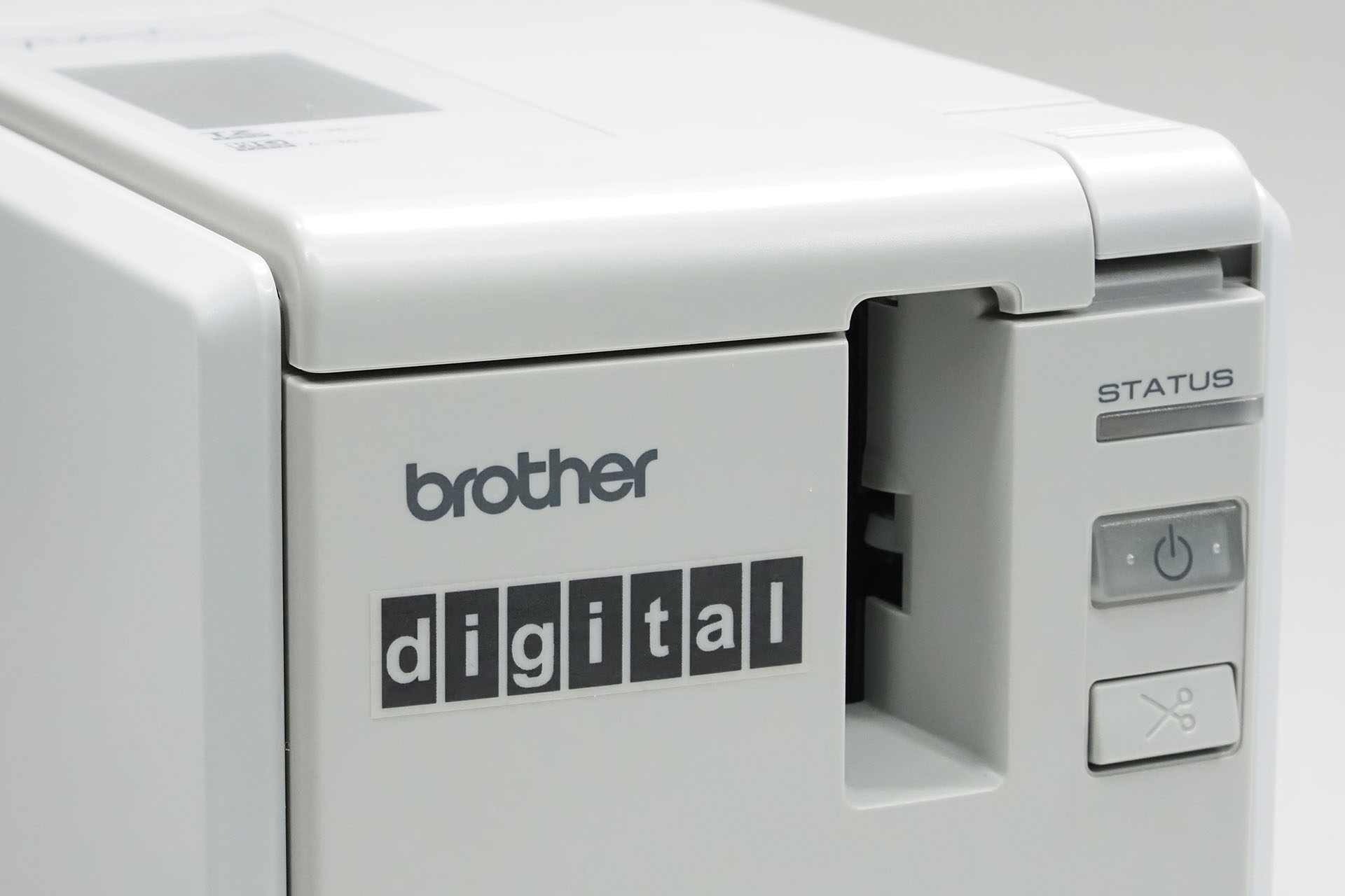 2010年に購入した「<a href="https://k-tai.watch.impress.co.jp/docs/column/stapa/357639.html" class="strong b">P-TOUCH 9700PC</a>」に貼った「DIGITAL」というDEC趣味な自作ラベル。このラベルもラミネートテープで、このP-TOUCH 9700PCで印刷したもの。15年も経つのに全然劣化していない！