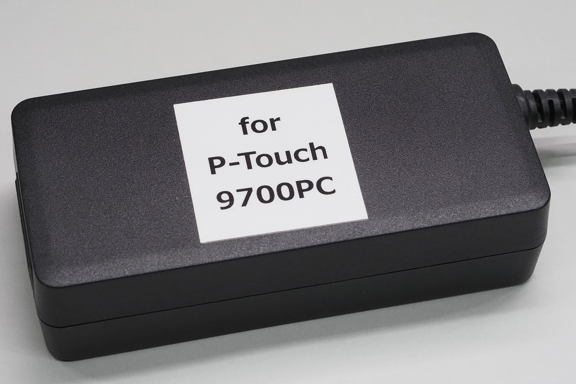 同じくP-TOUCH 9700PCで印刷したACアダプター識別ラベル。これも15年経っているのに「さっき印刷したばかり」的な濃さ・コントラストが健在！