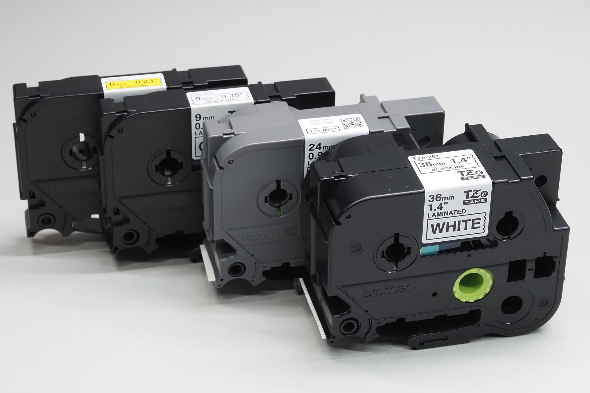 ブラザーP-TOUCHシリーズラベルライター用テープは4タイプがあり、それぞれTzテープ、HGテープ、HGeテープ、TZeテープがあるが、現在はTZeテープが主流。前出のP-TOUCH 9700PCはこれら全種類のテープに印字できるが、新しいモデルではTZeテープのみ対応の機種が多かったりする。今回買ったPT-P910BTもTZeテープのみ対応で36mm幅のテープも扱える。