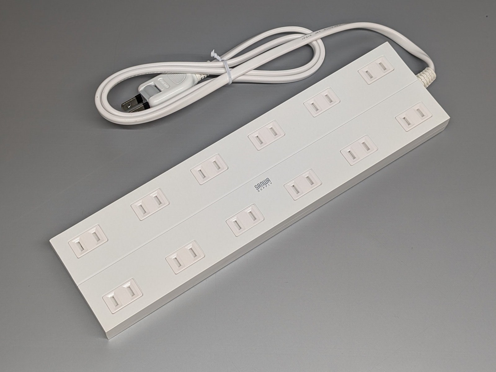 製品本体。6個口×2列で計12個口を搭載する。家庭用電源タップとしては最大級だ