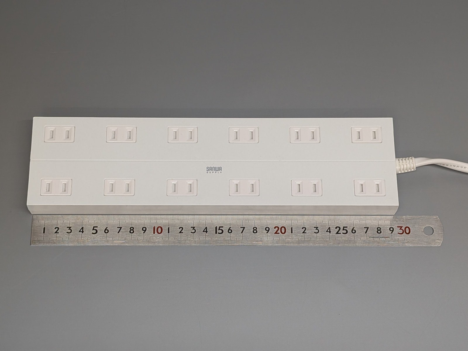 口数が多い割には全長は300mmを切るなどコンパクト。なおかつ口同士の間隔は50mmも空いている