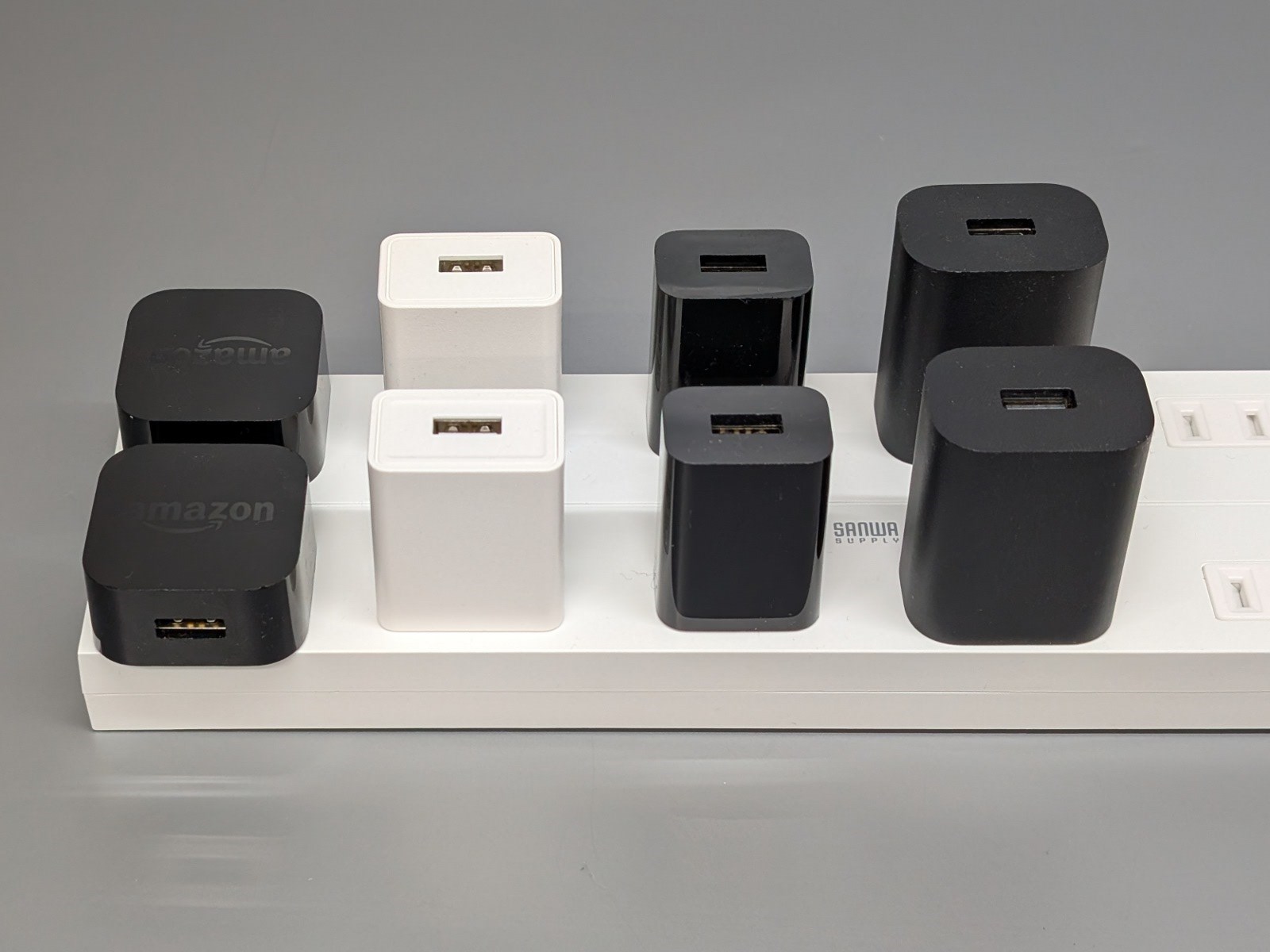 スマホやタブレット用の単ポート充電器を挿した状態。間隔は十分にあり隣と干渉しない