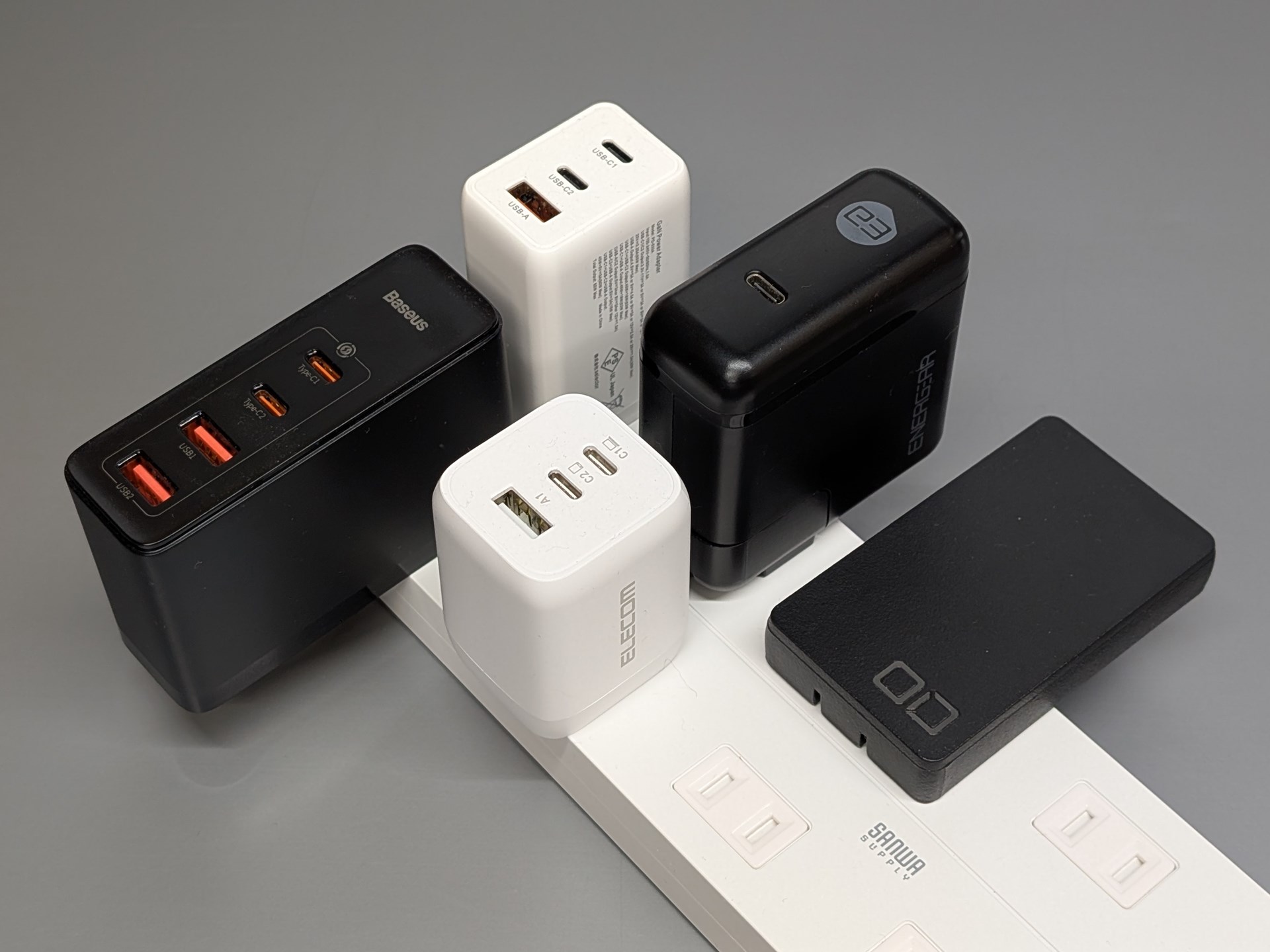 底面積が広いことから、複数ポート搭載の充電器も安定して設置できる