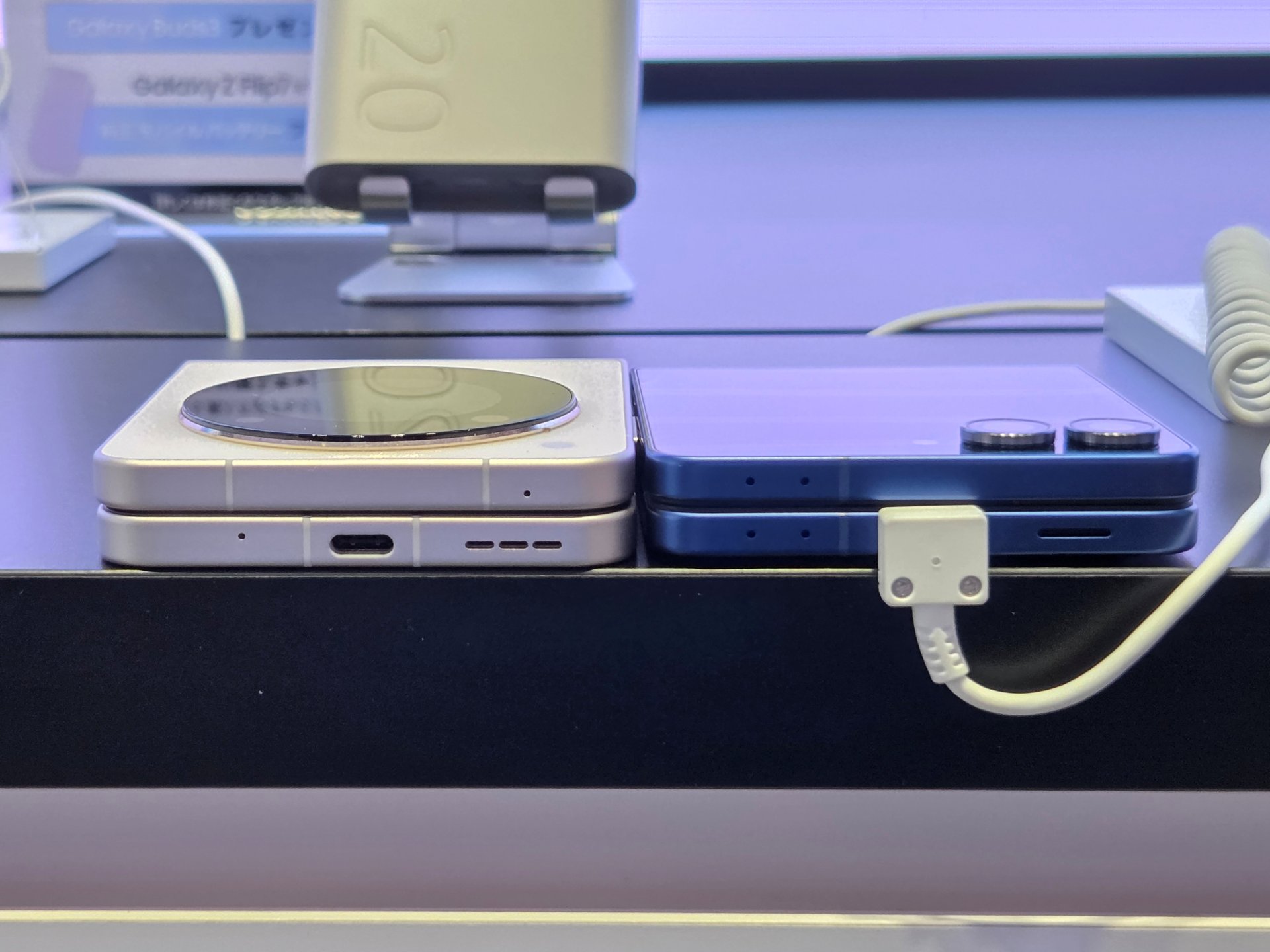 ZTE Libero Flipとの厚みの比較