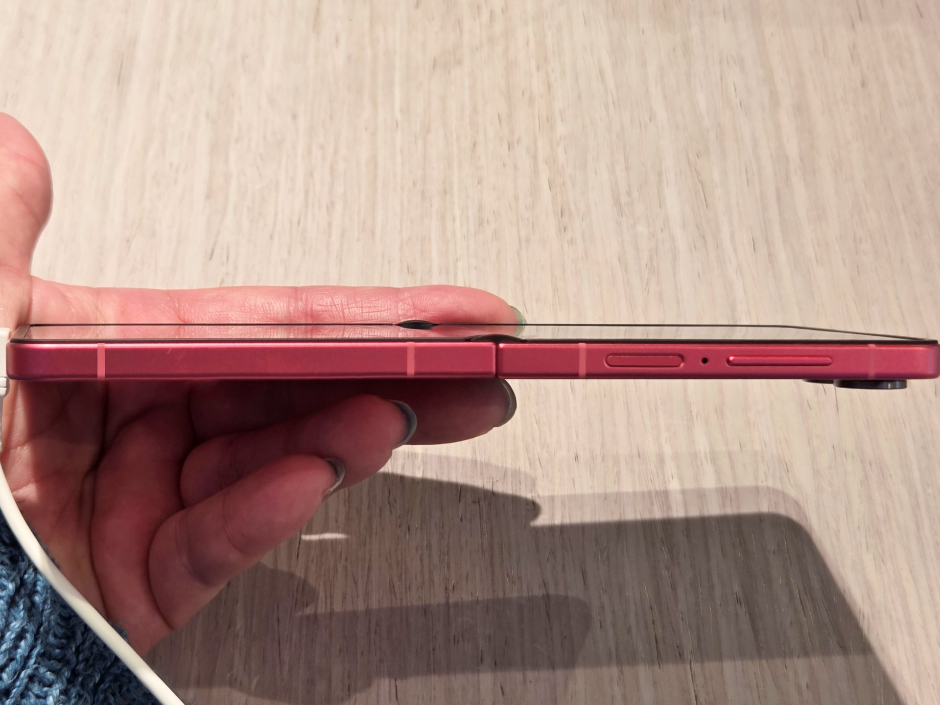 広げてみると、薄さが際立つ