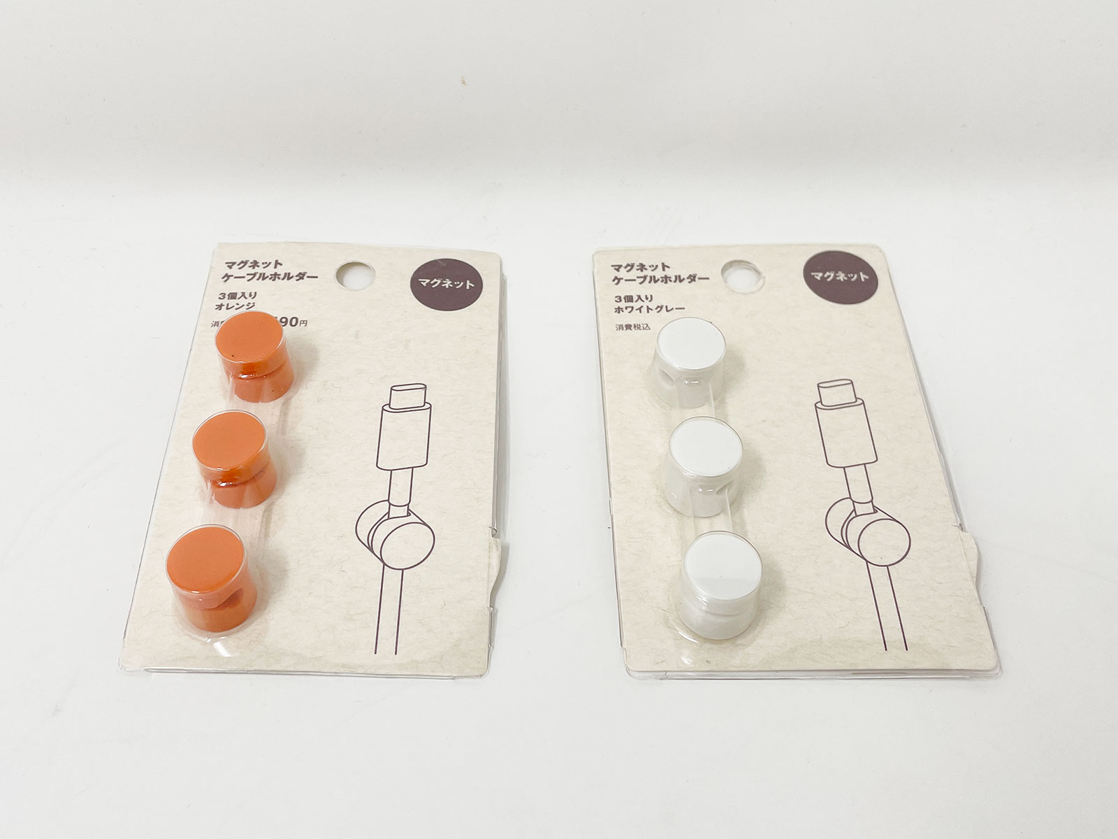無印良品「マグネットケーブルホルダー」。1パッケージ個入りです。