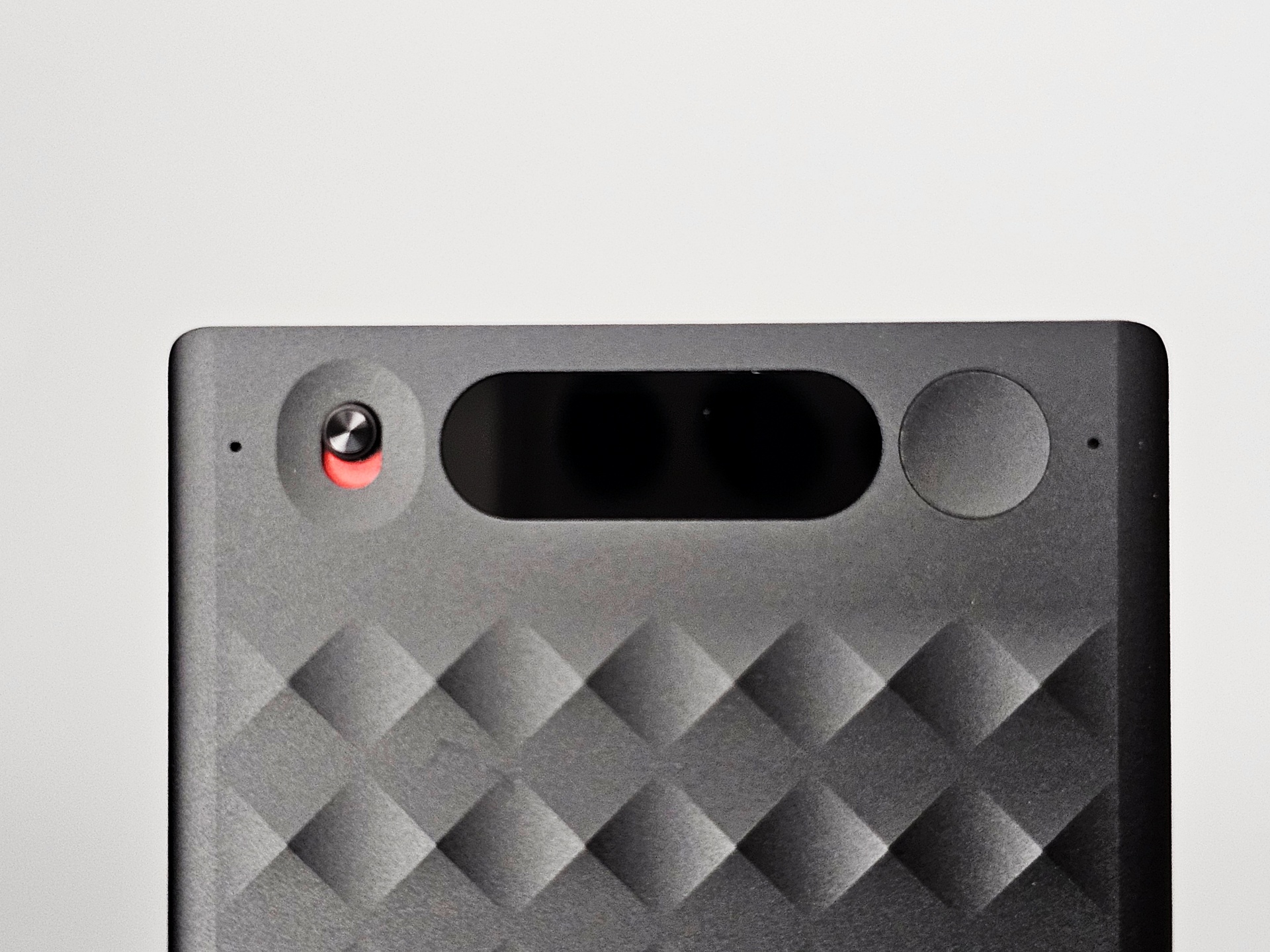 ボタンは本体上部に配置されている。左側がモード切替スライダー、右側は録音開始／終了ボタンだ