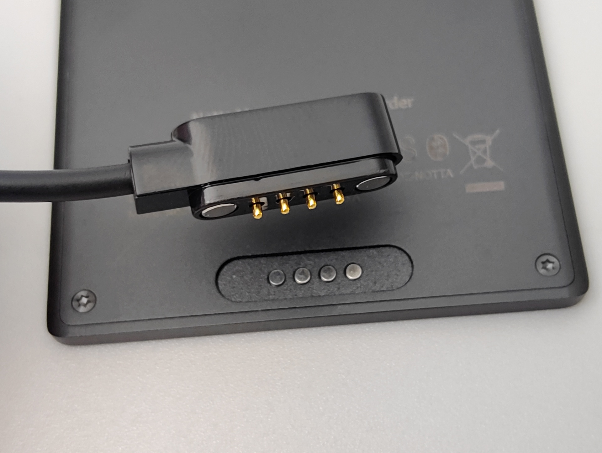 充電には専用ケーブルを利用する。マグネット式コネクターで、ピタッと吸着するので楽だ