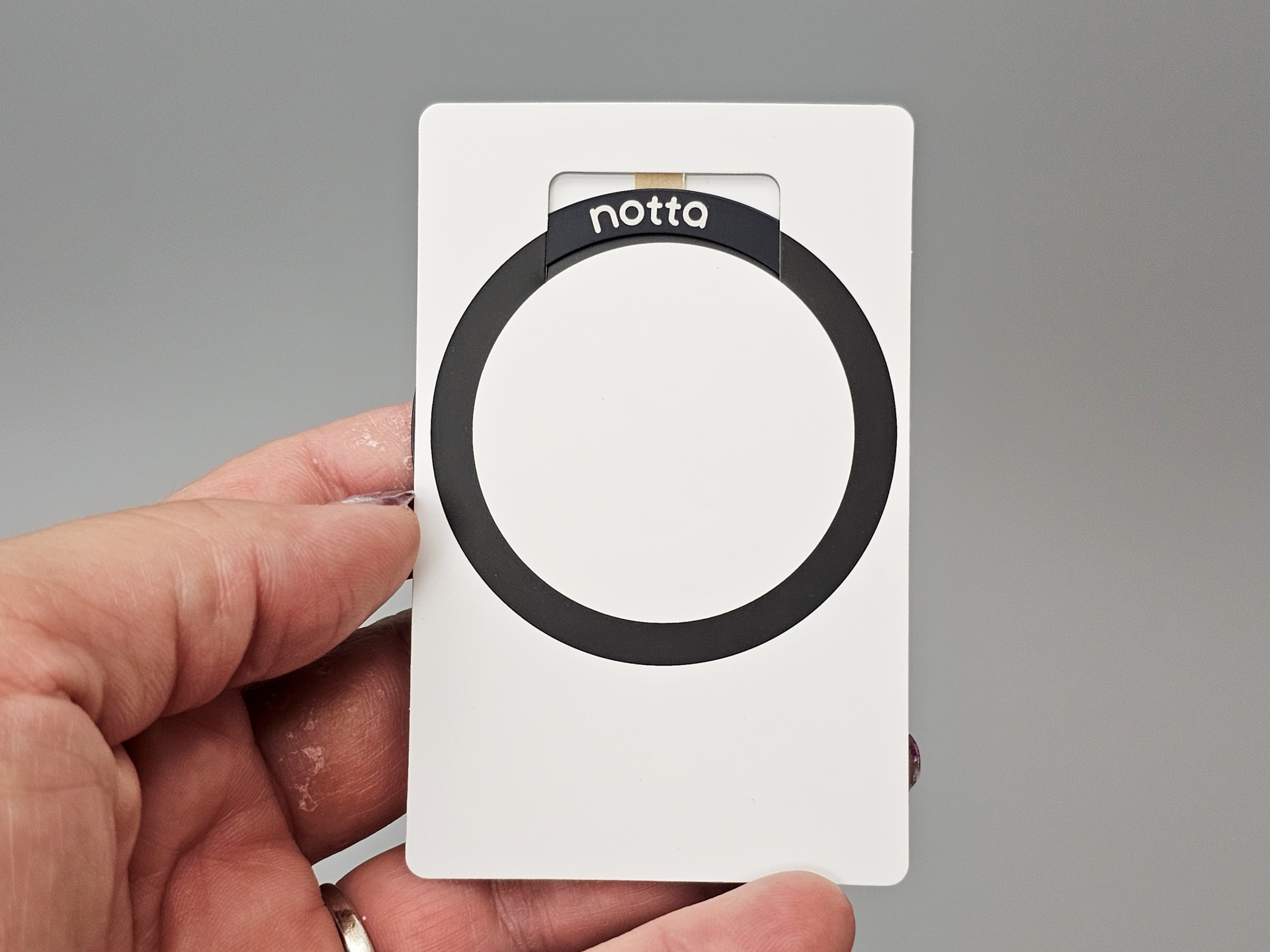 こちらはMagSafe金属リング。iPhone以外で利用するならこれを使おう