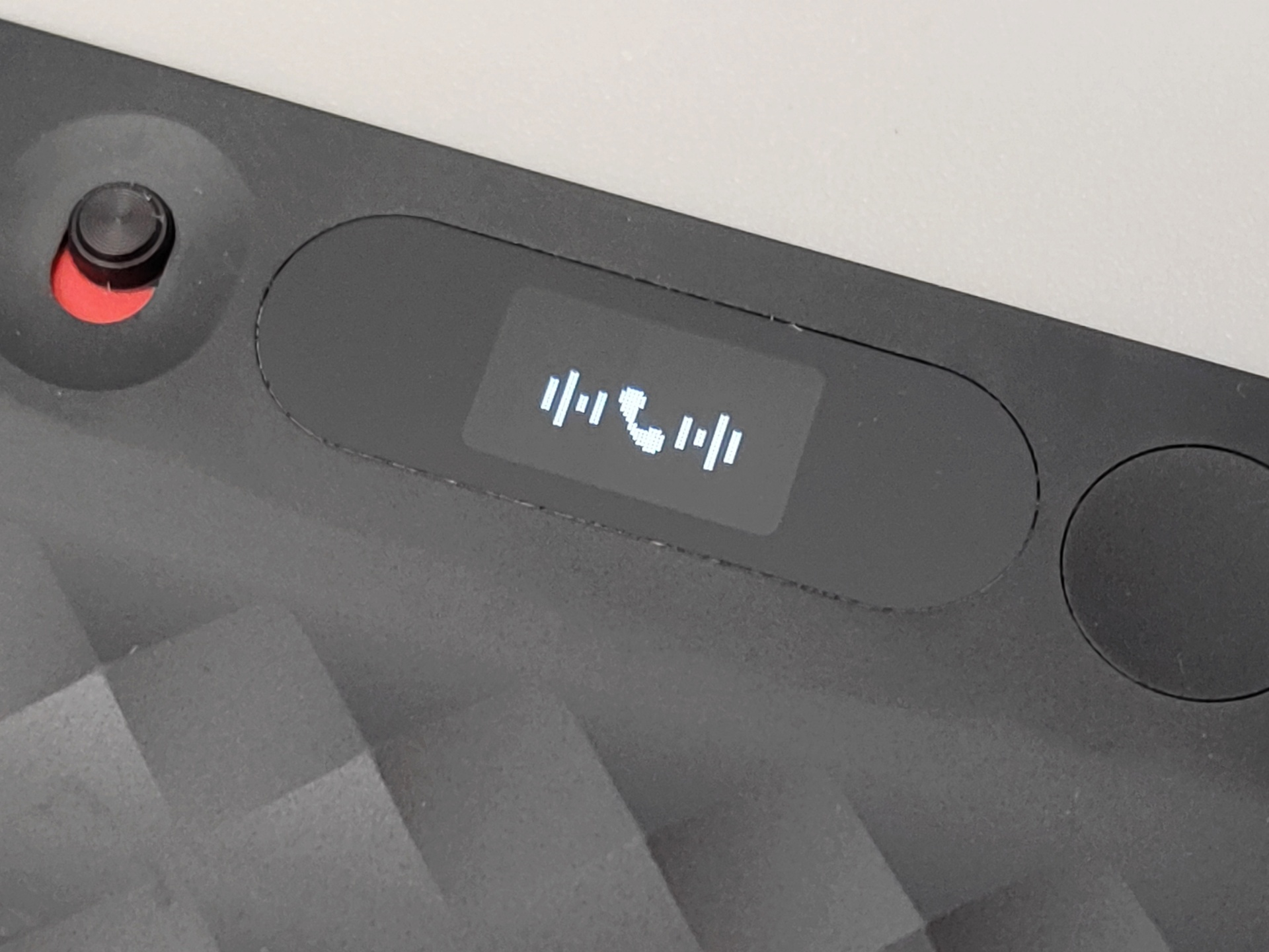 スライダーのオレンジ色が見えていて、ディスプレイに受話器マークが表示されている状態が通話録音モードだ