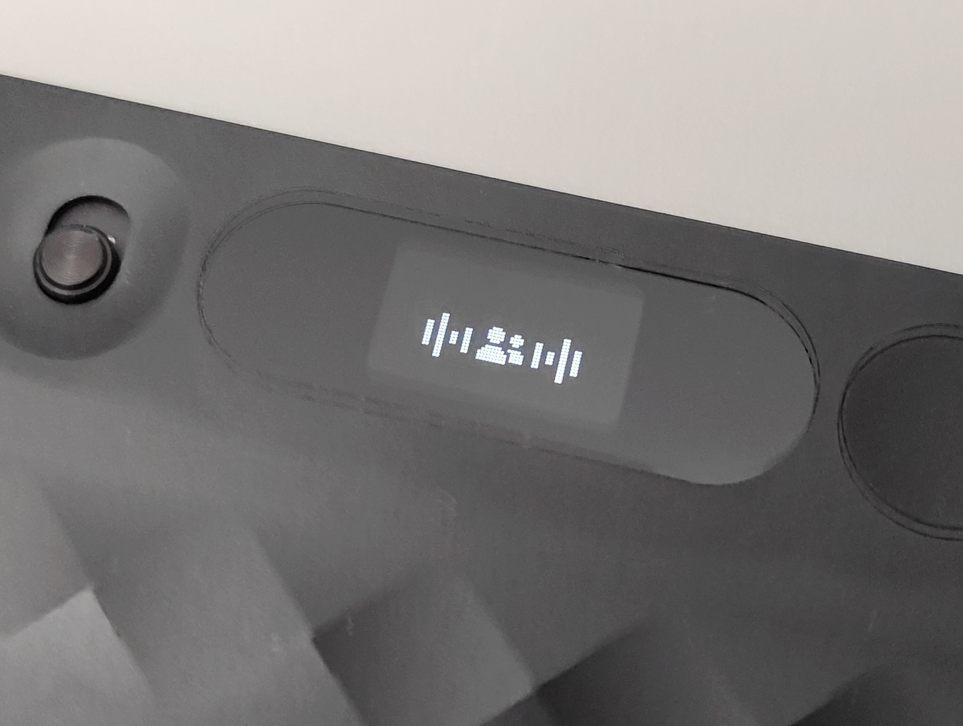 スライダーが下げられていて、ディスプレイに2人の人形アイコンの見えている状態がライブ録音モード