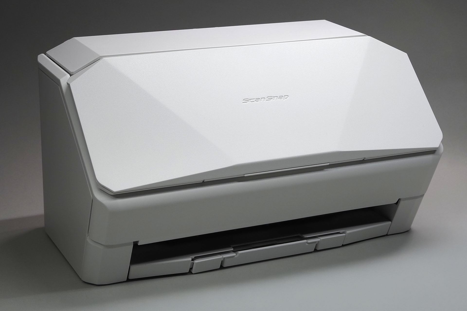 iX2500はScanSnapシリーズのフラッグシップ機。毎分45枚（両面）のスキャンが可能で、同時搭載枚数（フィーダーに同時セット可能な原稿の枚数）は100枚まで。設定により100枚以上のドキュメントを小分けでスキャンし、同一PDFにまとめることも可能。