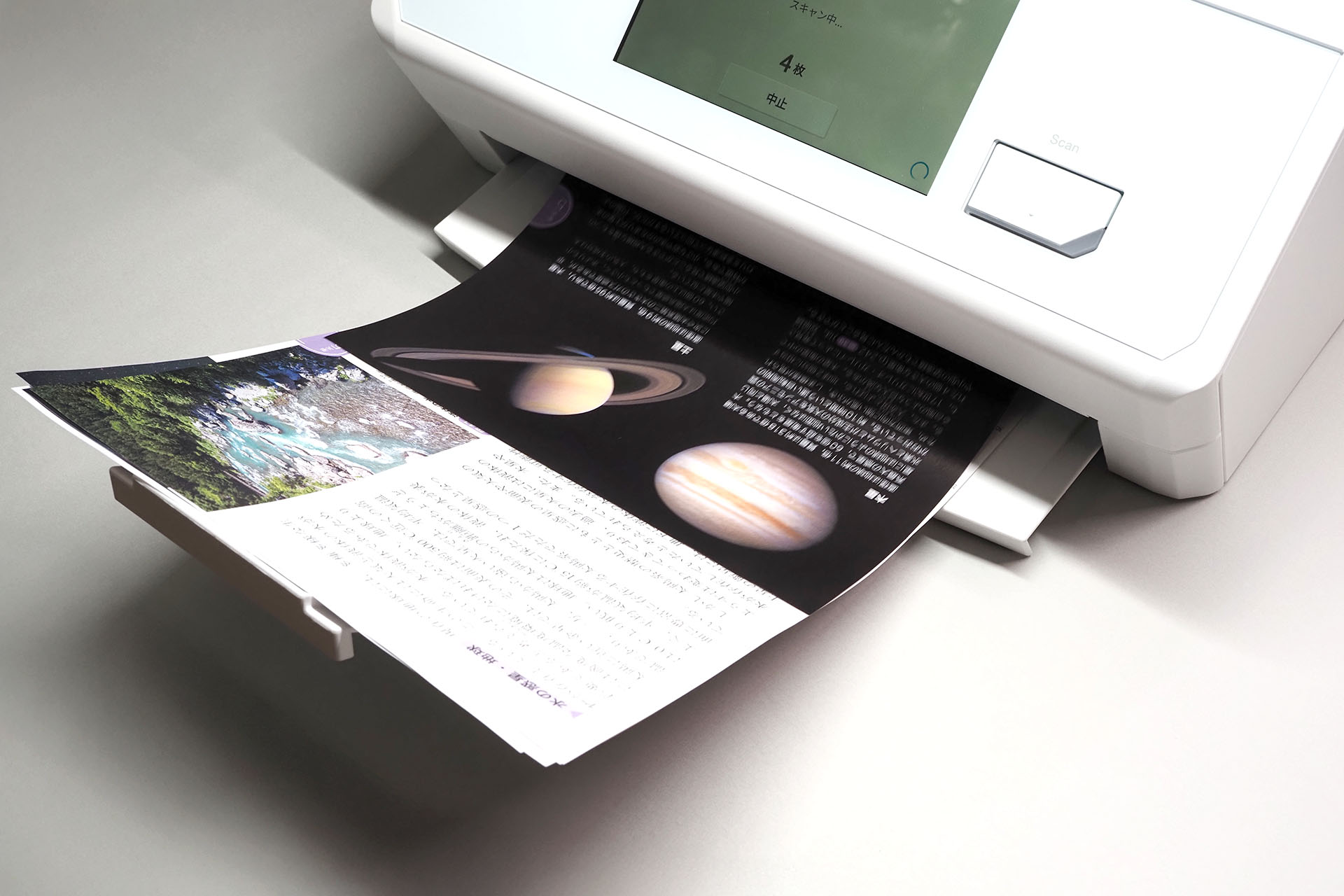 iX2500でカラーの教科書をスキャン中。ほとんど使っていない（一度程度しか読んでいない）カラーの教科書などは、紙質・紙の状態などからドキュメントスキャナーでは重送しやすいという印象があった。しかしiX2500ではほぼ重送ナシ。高速＆重送ほぼフリーでスゲく効率よく大量のドキュメントをスキャンしていける。