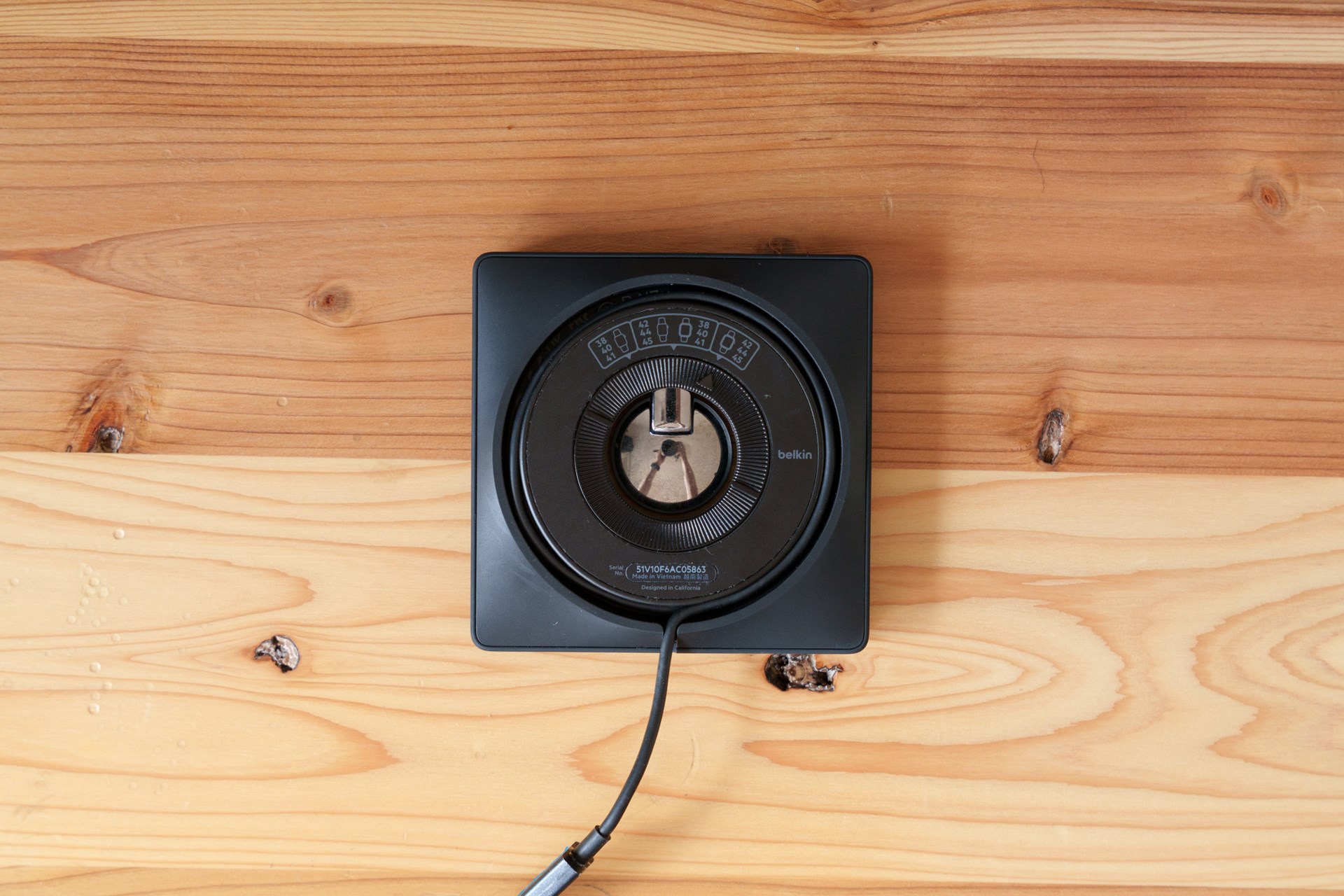 裏側には余ったケーブルを巻き取るポケットと、充電するWatchにパッドの高さを合わせるダイヤルがある