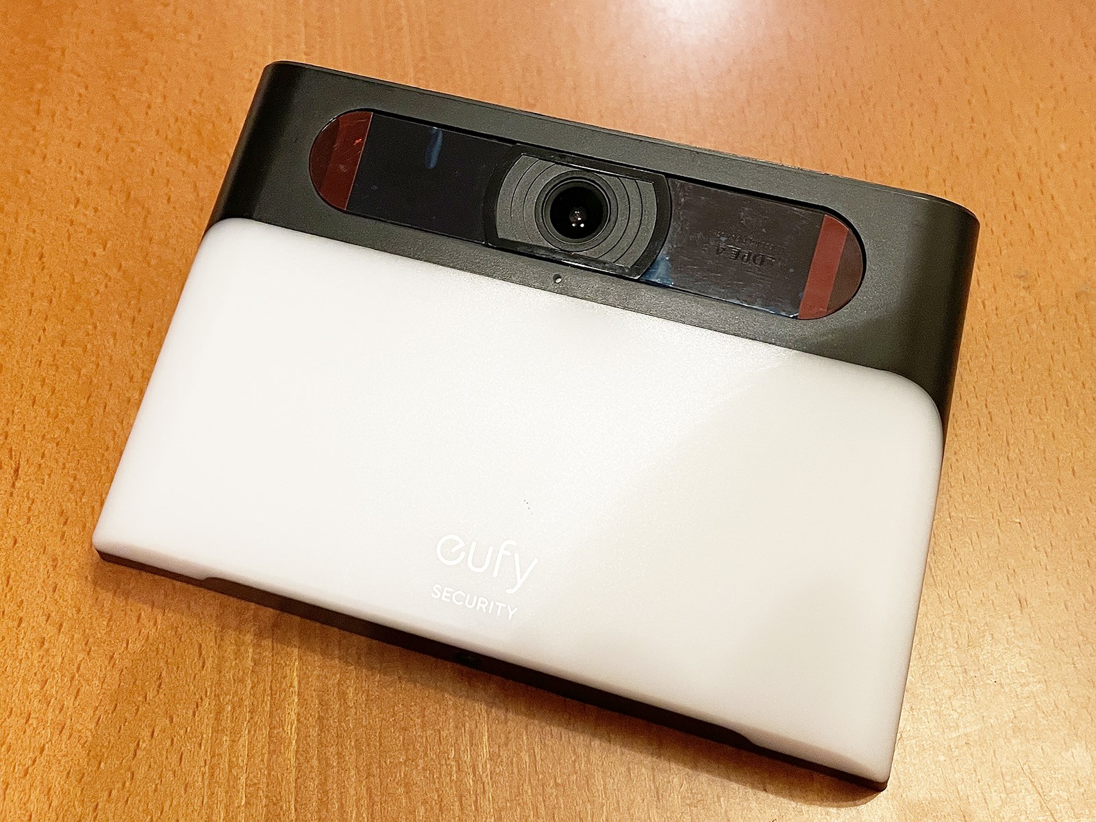 Ankerの防犯カメラ「Eufy Solar Wall Light Cam S120」。本体上部にカメラ、下部にセンサーライトを備えています。