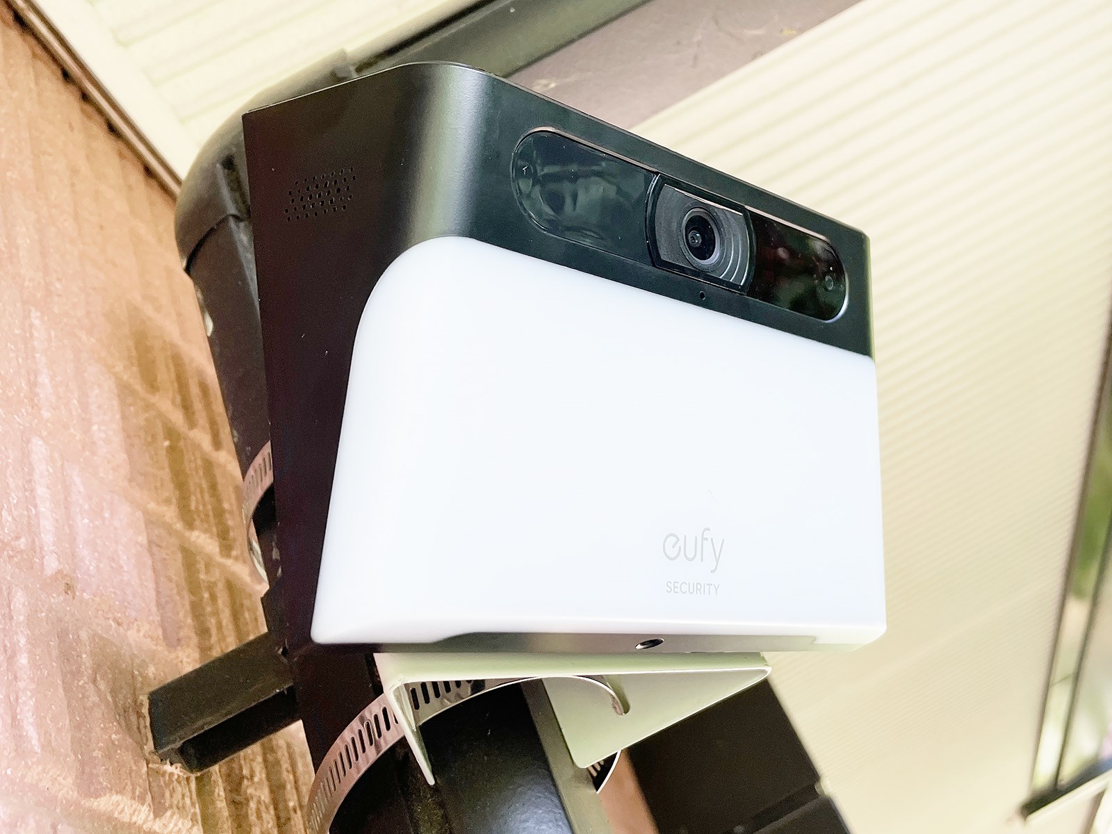 雨樋にくくりつける形で、実際に設置したようす。