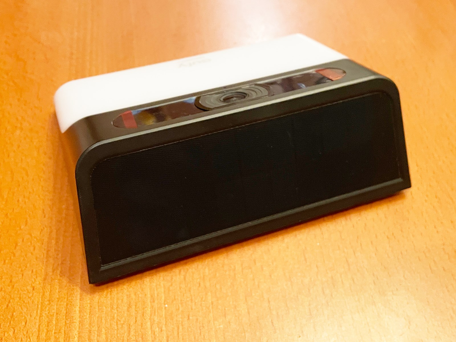 上部には太陽光発電のための受光部を備えており、野外で自ら充電しながら動作します。