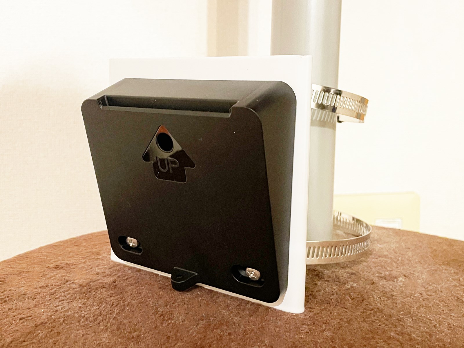 本体設置用の台座。壁面へのネジ止めが必要なため、スペーサーを購入して間にかませることにしました。