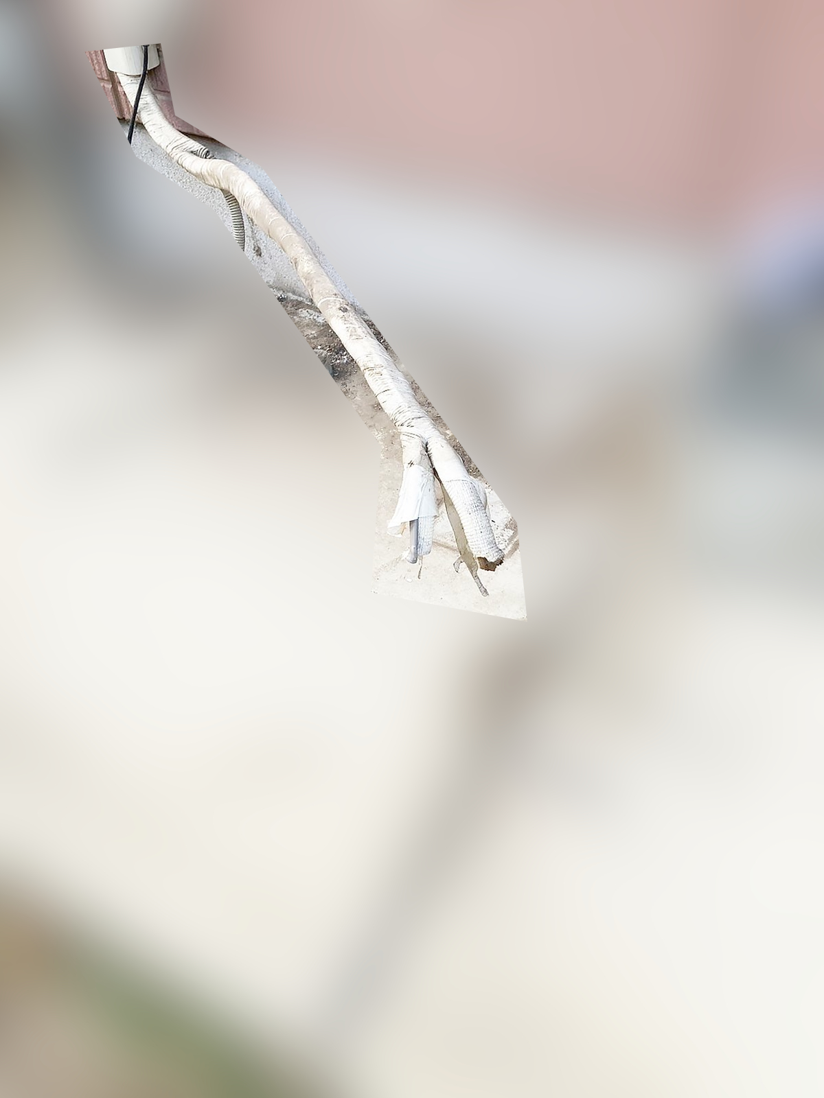 無惨にも盗難されてしまった室外機。もう一台も同様にケーブル類を引きちぎられて持ち去られていました。