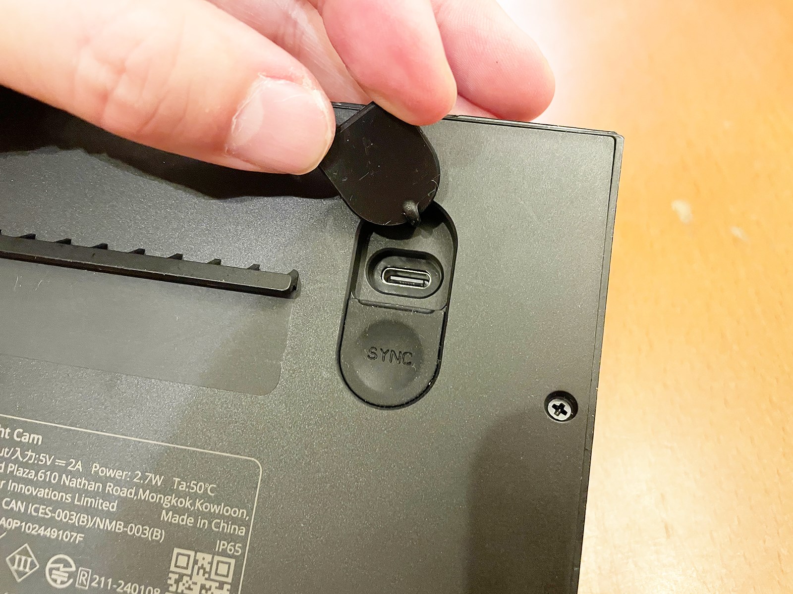 本体にUSB Type-C端子の充電口を備えているので、太陽光経由でなくても充電は可能です。