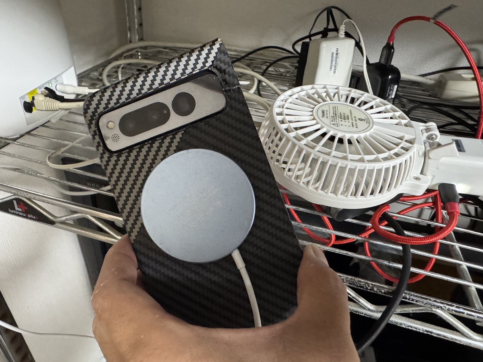 ワイヤレスチャージで給電すると、使用時間はある程度伸ばせたが、連続使用は無理でした