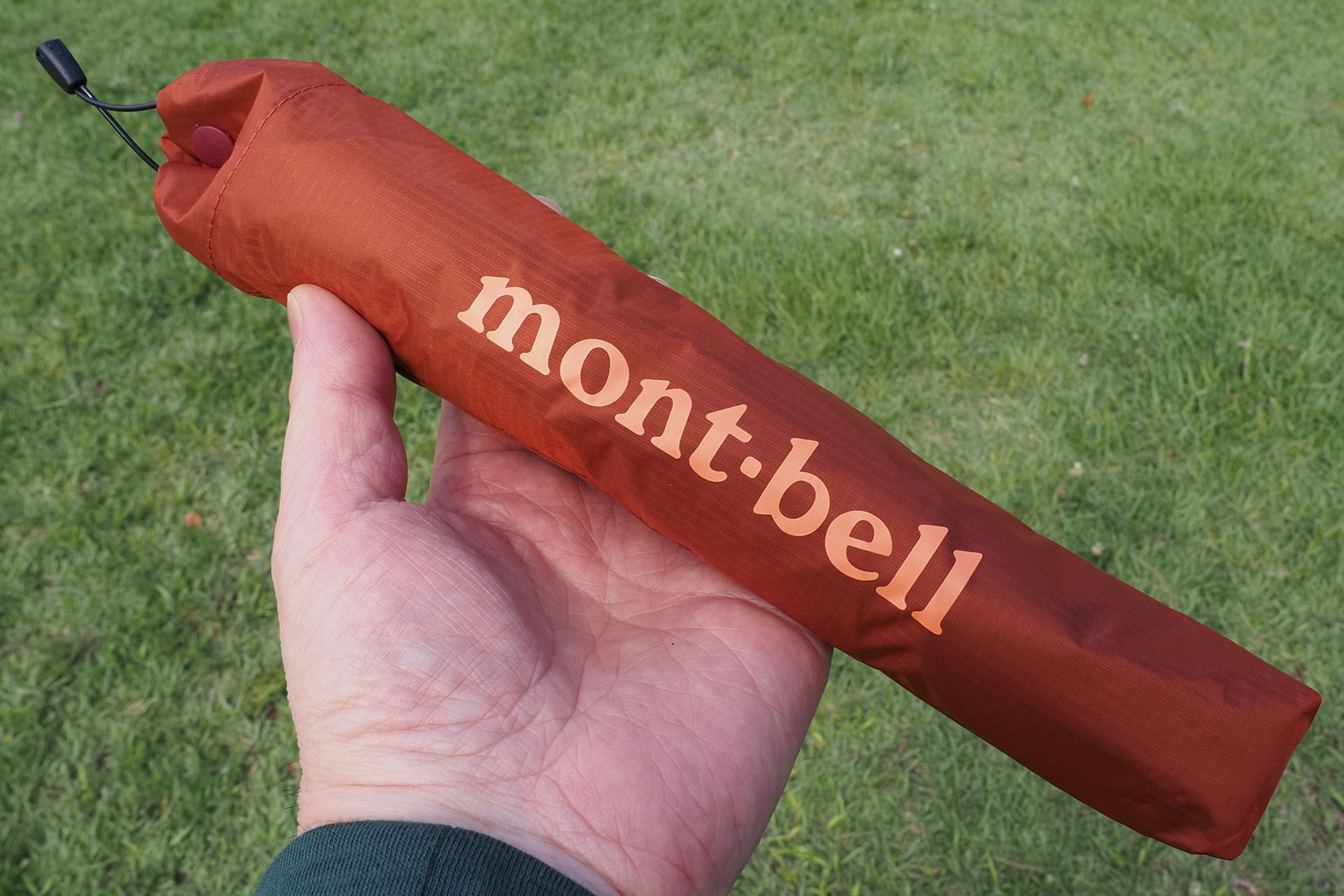 モンベル「トラベル サンブロックアンブレラ 55」は折りたたみ式の晴雨兼用の軽量傘。折りたたみ時は25cmの長さになる。専用収納ケース付き。