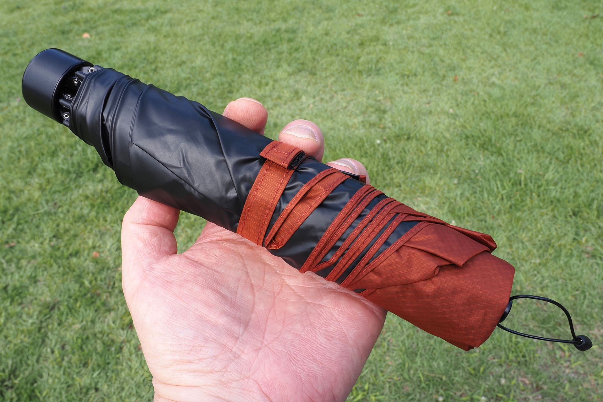 親骨にカーボン繊維強化樹脂を採用しており、重さは159g。展開時には各関節を指で伸ばす必要がある（たたむときは指で折る必要がある）ので、使ったりしまったりするときには一手間かかる。まあ折りたたみ傘ですしネ。