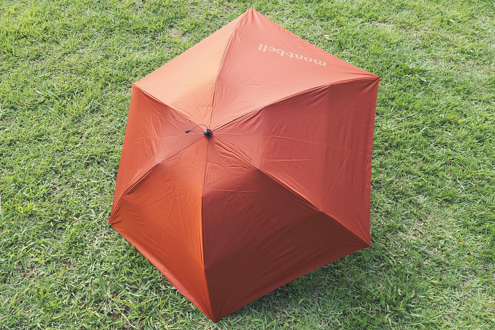 開いた状態での直径は約95cm。巨漢の俺全体が傘の影に収まる。