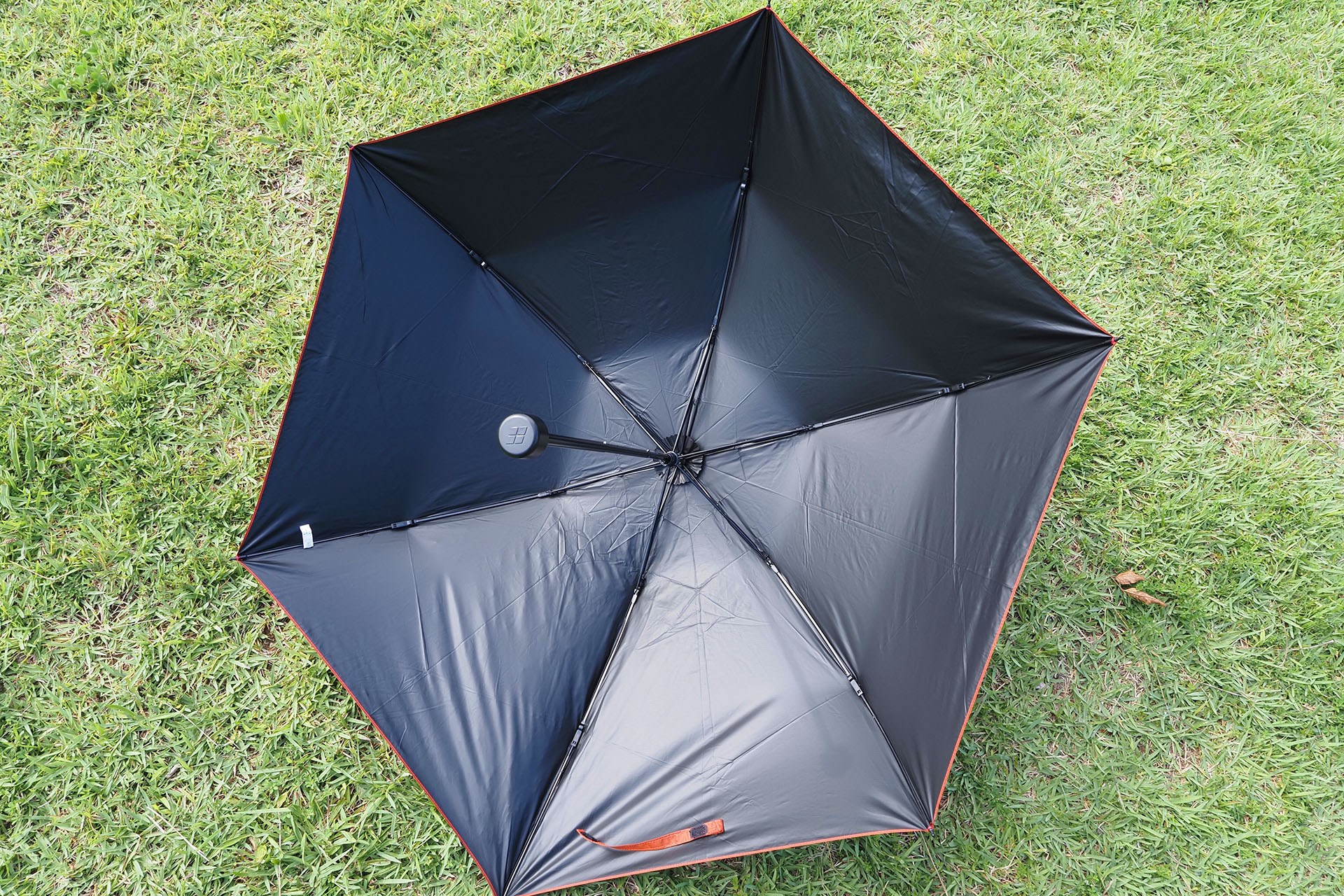 高機能日傘のお約束こと「裏面に黒いコーティングを施すことによる優れた遮熱効果」。この傘を差すと炎天下の熱い日差しから逃れられる。