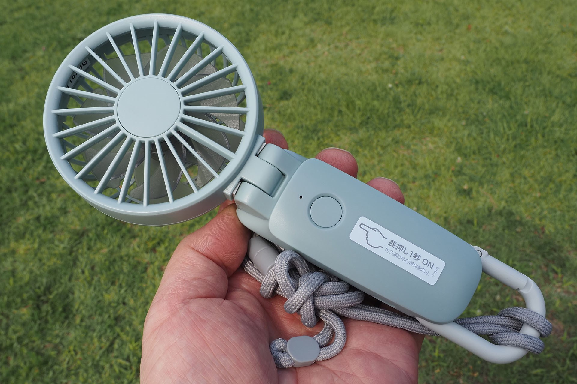 リズムの<a href="https://rhythm.jp/products/detail/?goods_cd=9ZF036RH08" class="strong b">ハンディファン（の2024年モデル）</a>だッ!!!　最新モデルは「<a href="https://rhythm.jp/lp/silkywindmobile3_2" class="strong b">Silky Wind Mobile 3.2</a>」だが、このシリーズは「大風量 2重反転ファン」により屋外で使っても「ファンからの風、強ぇぇ～」と実感できる！
