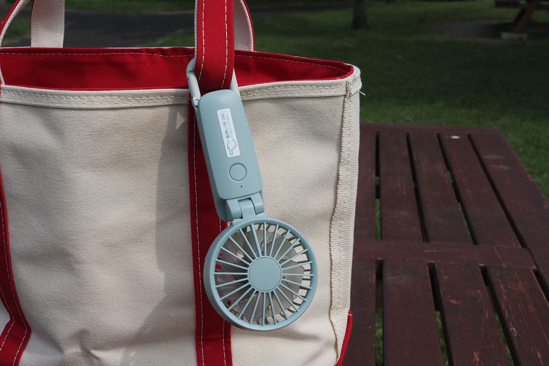 カラビナ付きなのでバッグとかに引っ掛けられるョ！