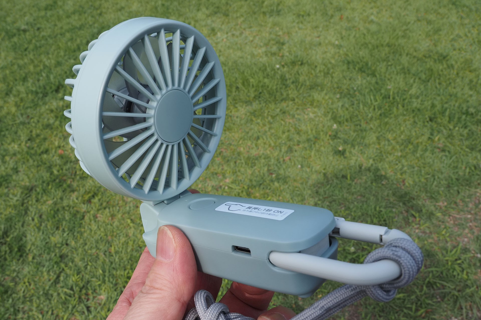 ファン部分はこのように曲がる。机上置きにして自分の顔に風を当てたりできる。