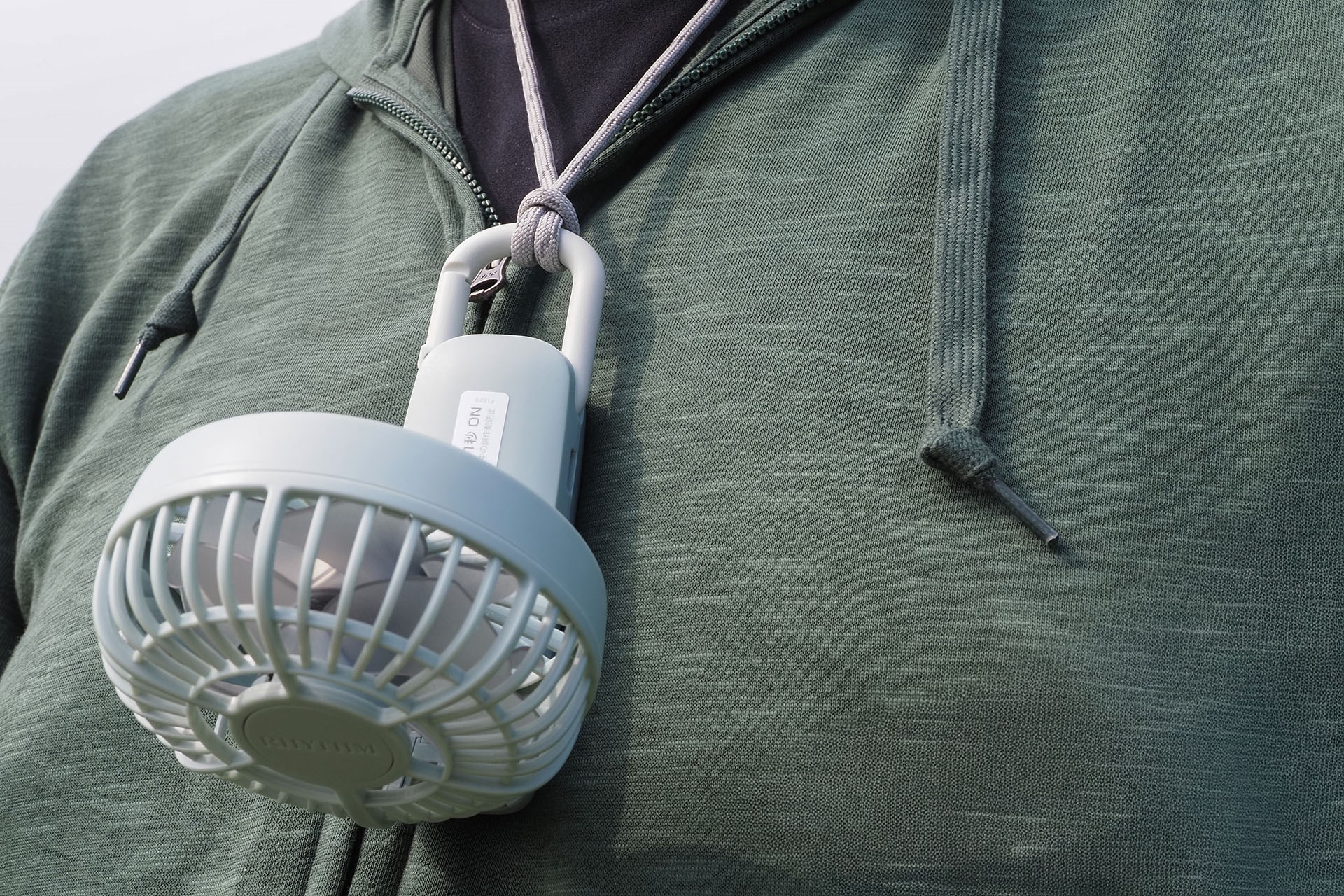 ネックストラップ付きなので、このように首掛け＆ファンを曲げて自分の顔に送風できたりする。歩くと不安定だけどネ！　着座時などは実用的。