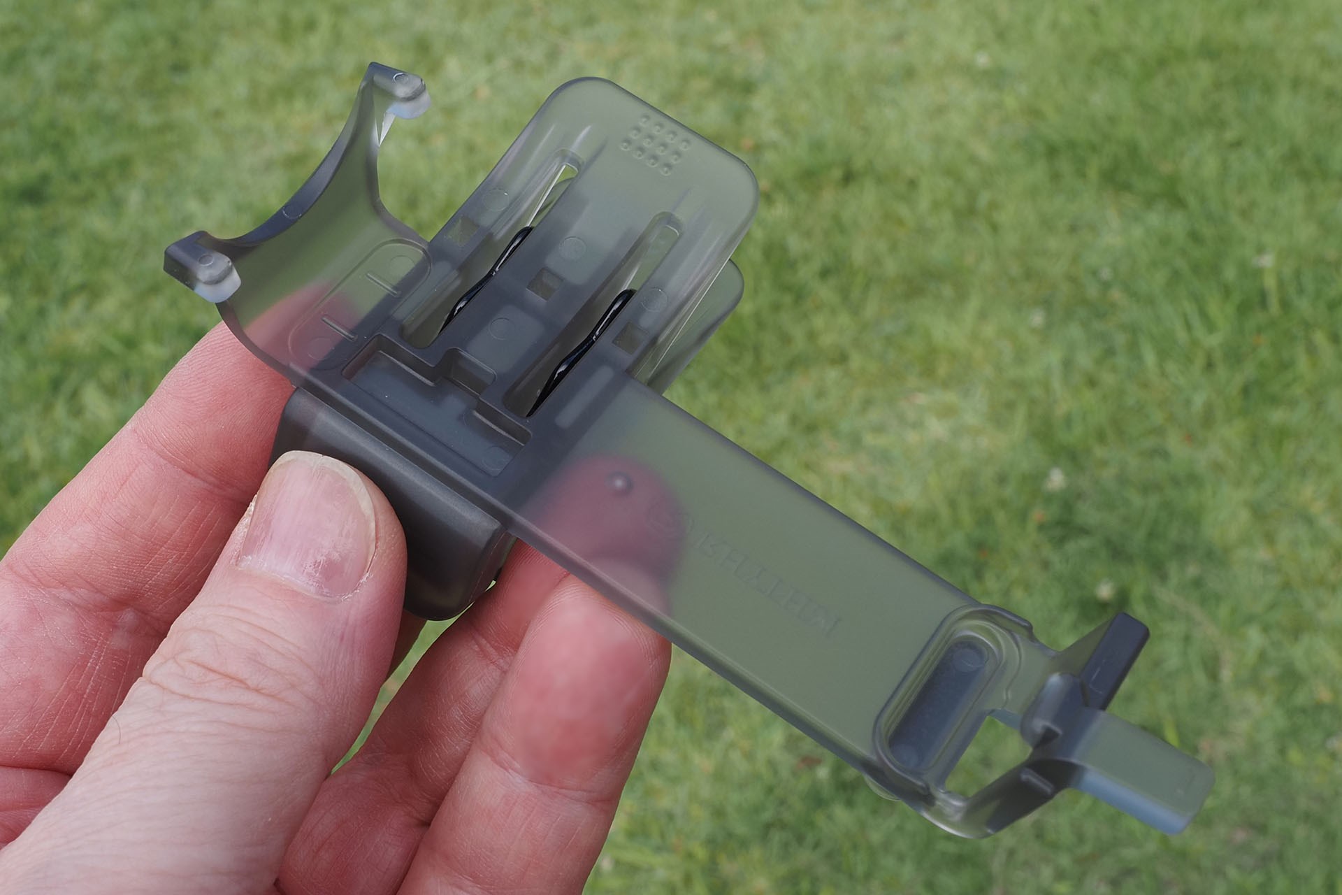 そしてこの別売アタッチメント！　「<a href="https://rhythm.jp/lp/silkywindmobile3_2/parasolclip" class="strong b">Parasol Clip（日傘クリップ）</a>」だゼぇ～！