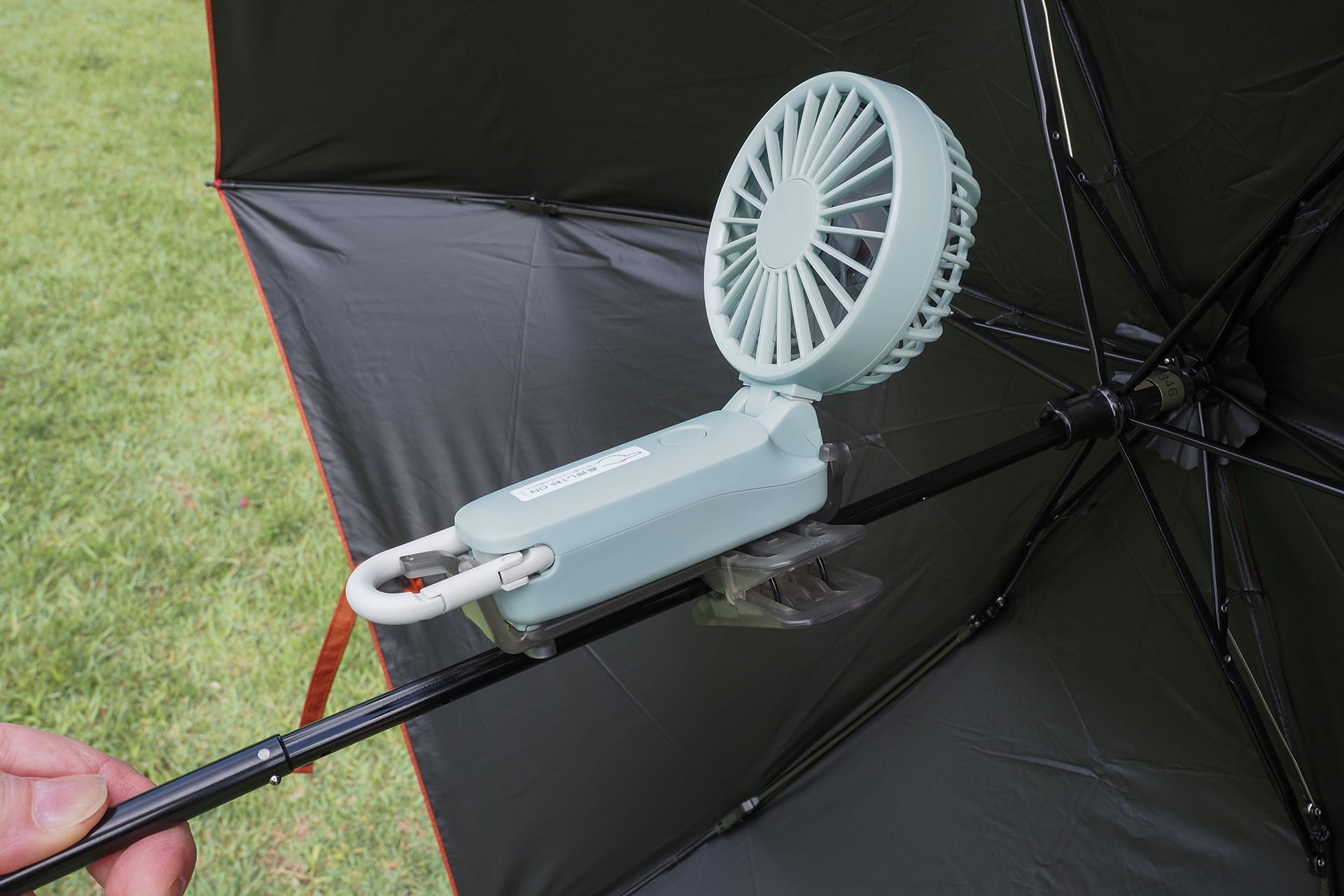 すると傘の中棒（シャフト）にハンディファンをセットできるようになる！