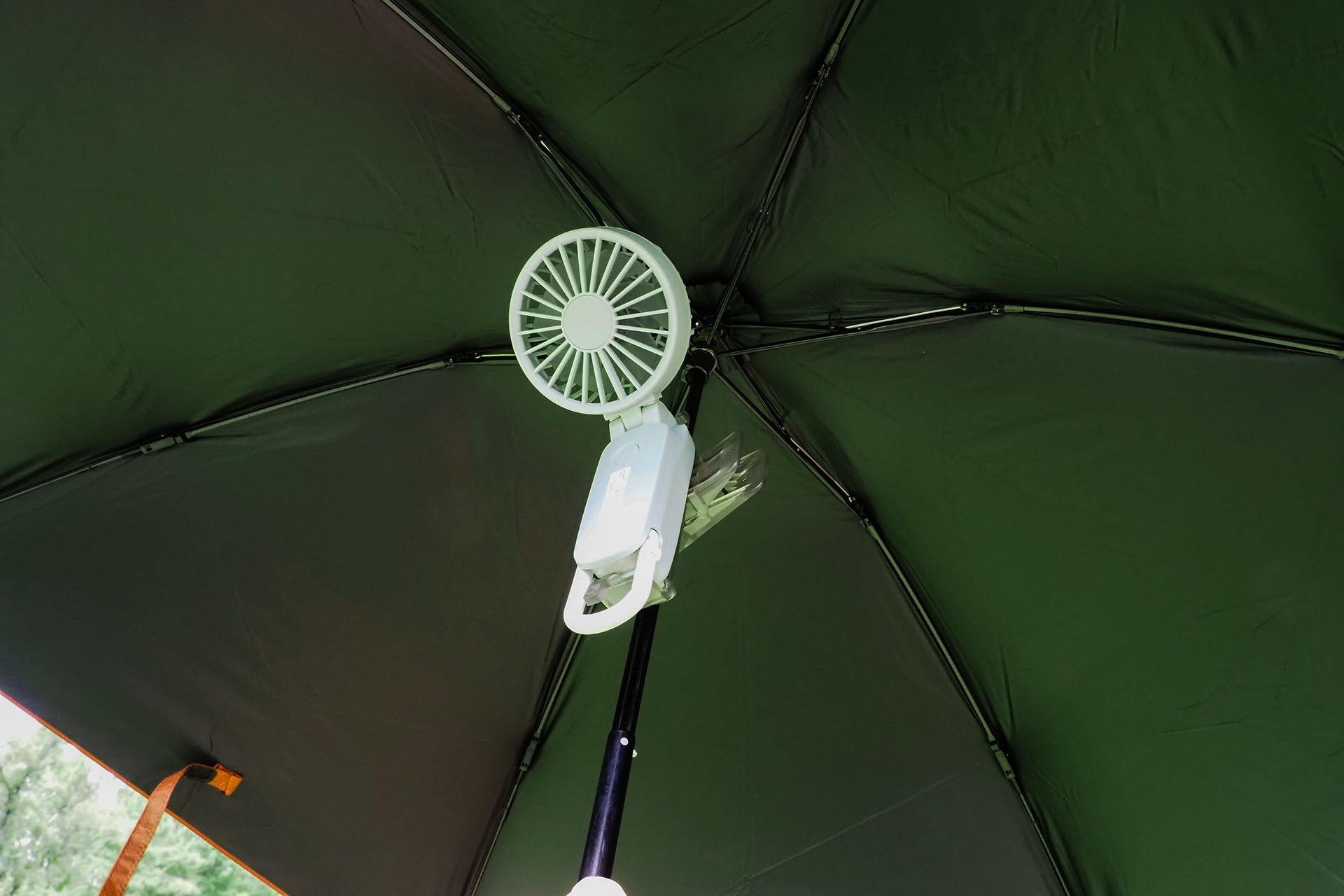 これで無風の炎天下の日傘使用時でも、心地よい風が頭と顔を冷やすゼッ!!!