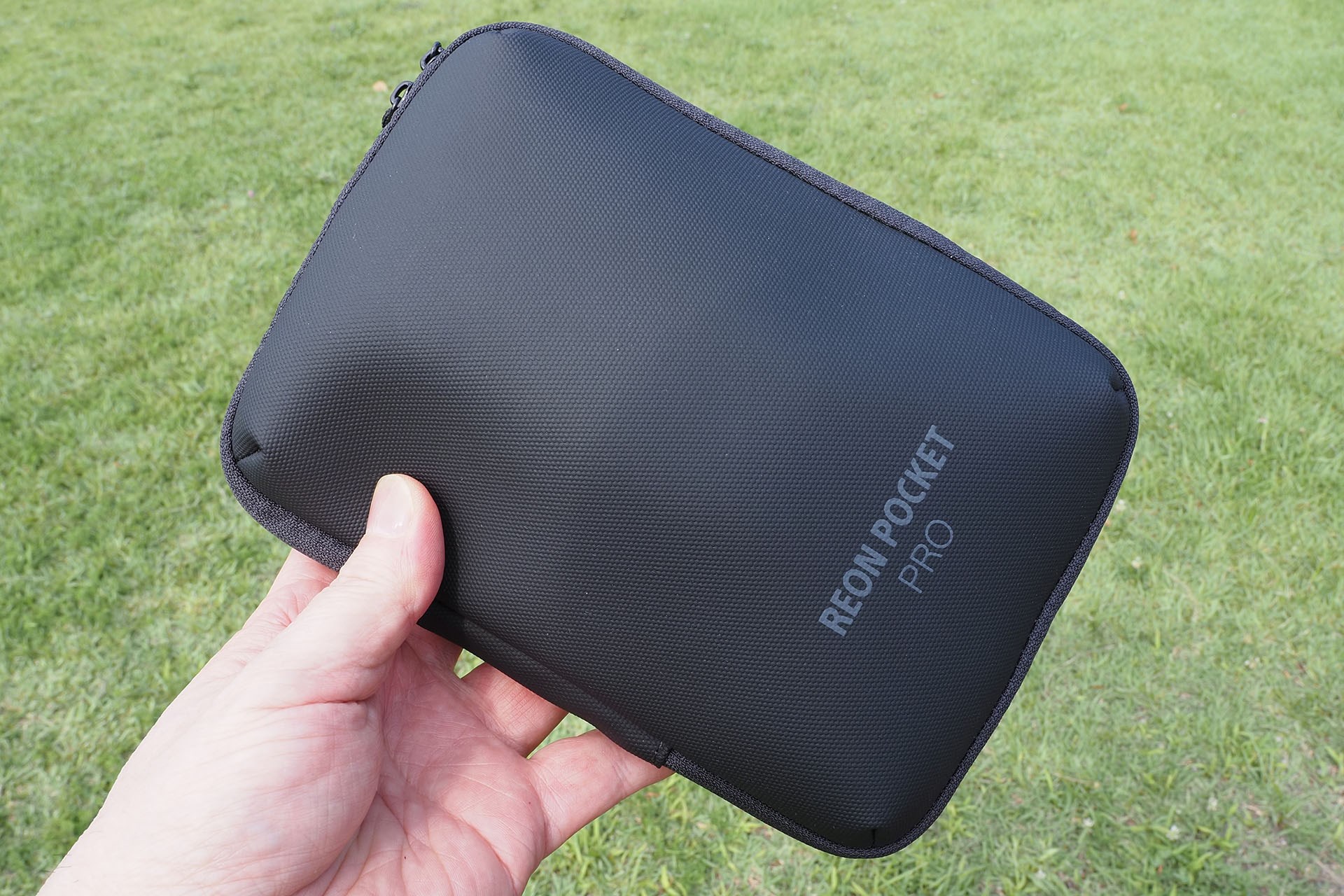 ソニーの“地球温暖化猛暑問題”における最終兵器こと「REON POCKET PRO」。首根っこに対して効果を上げるウェアラブル冷暖房デバイスだゼ！　ケースは別売だョ！